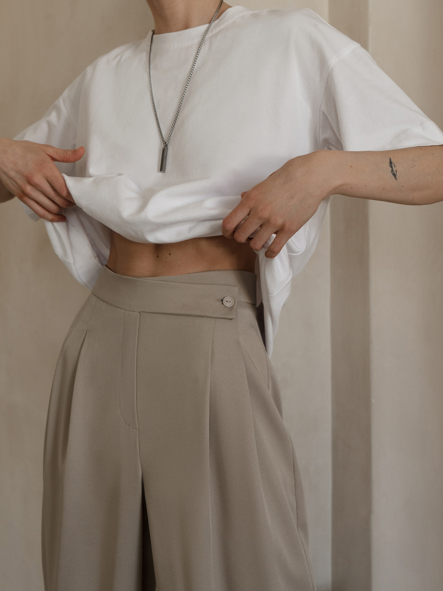 Asymmetrisch taillierte Hose mit weitem Bein