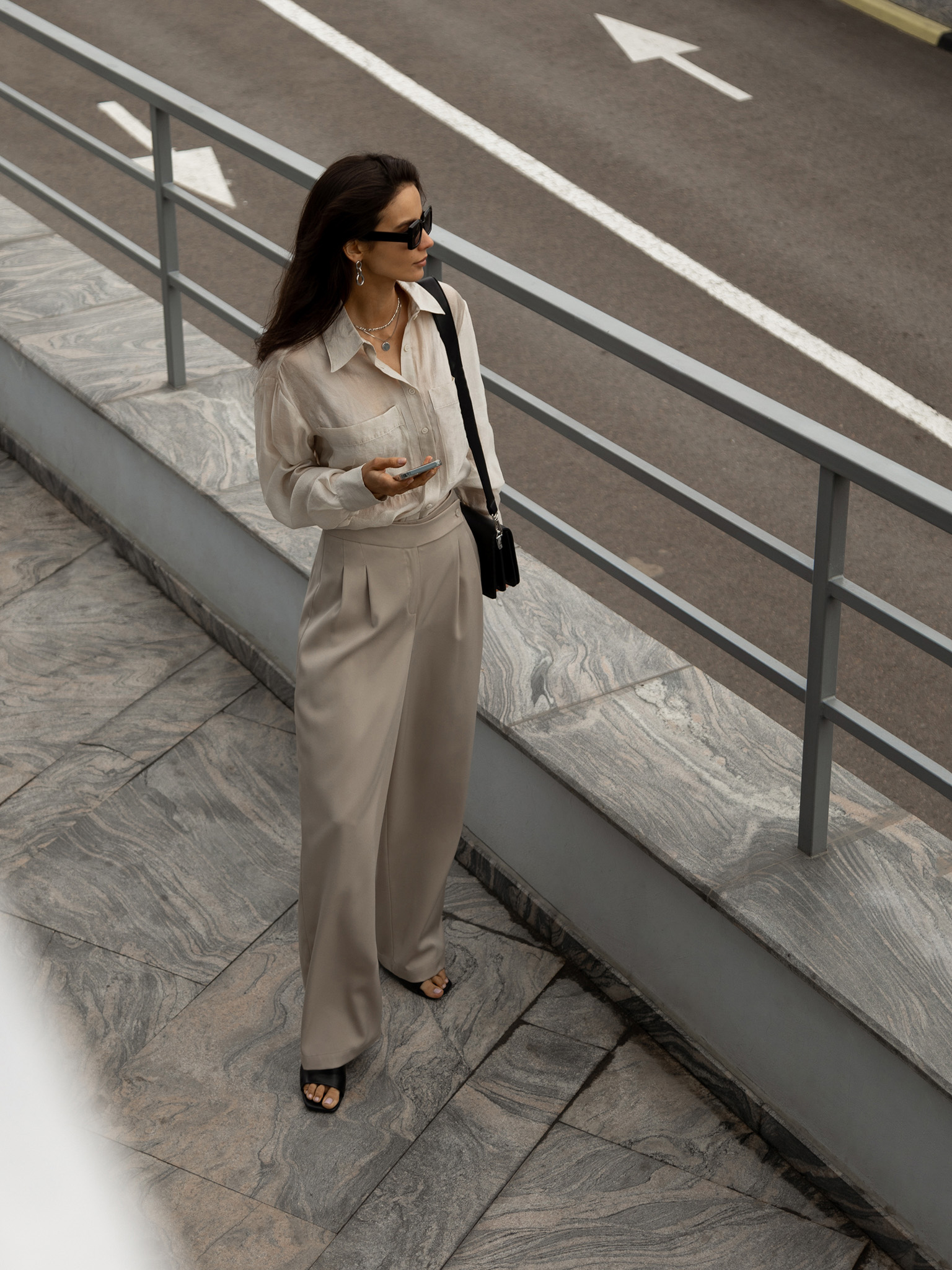 Asymmetrisch taillierte Hose mit weitem Bein