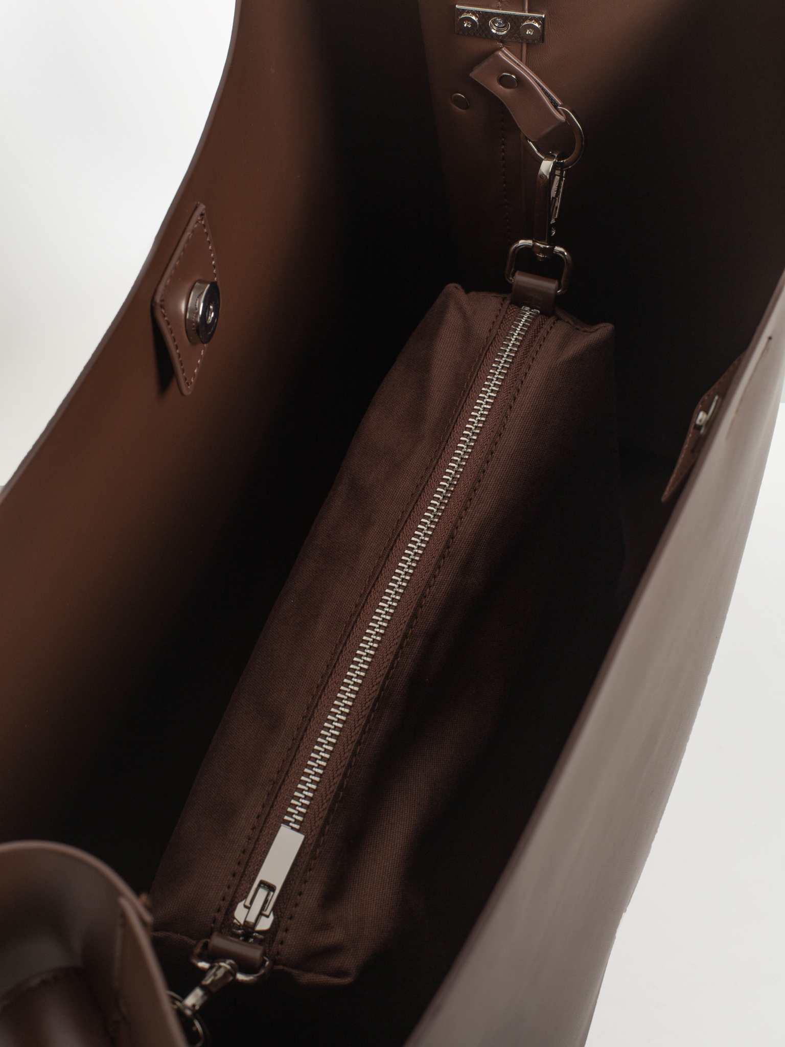 Прямоугольная сумка мягкой формы с широким ремнем