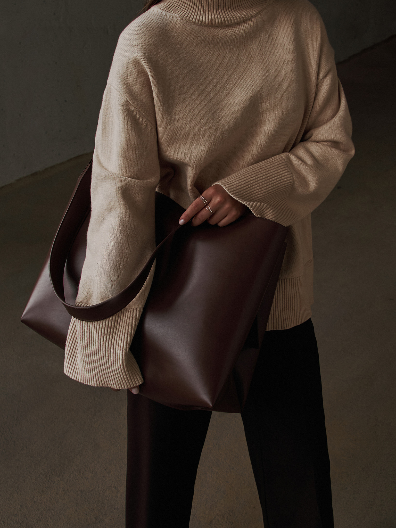 Прямоугольная сумка мягкой формы с широким ремнем