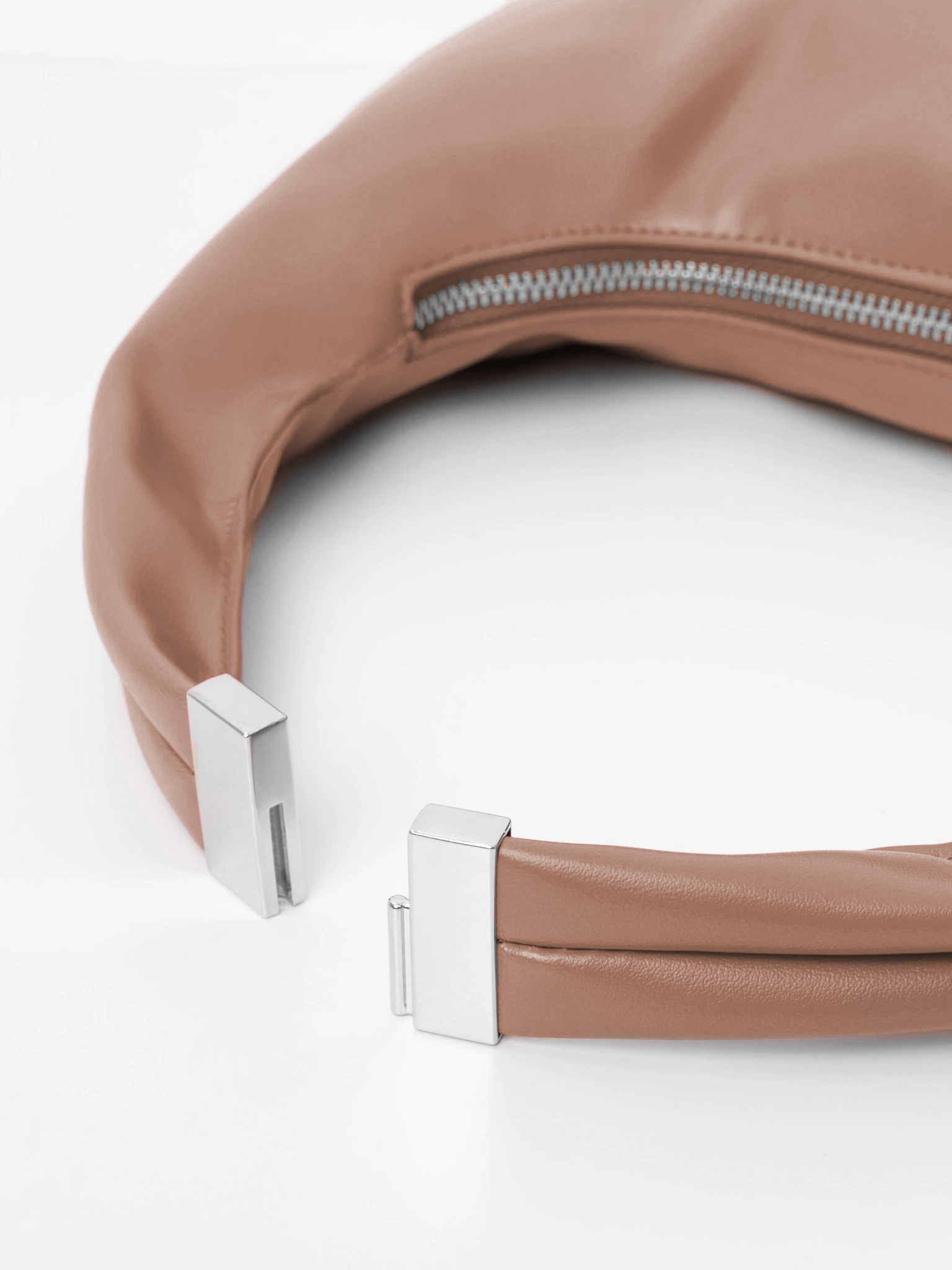 Сумка мягкой формы с цельнокройными ручками