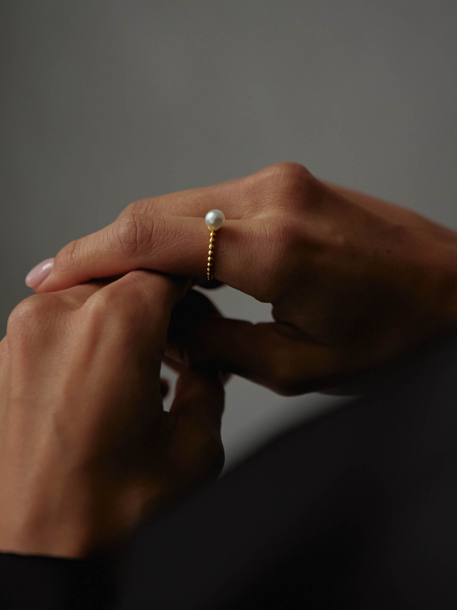 Тонкое фактурное кольцо с жемчужиной