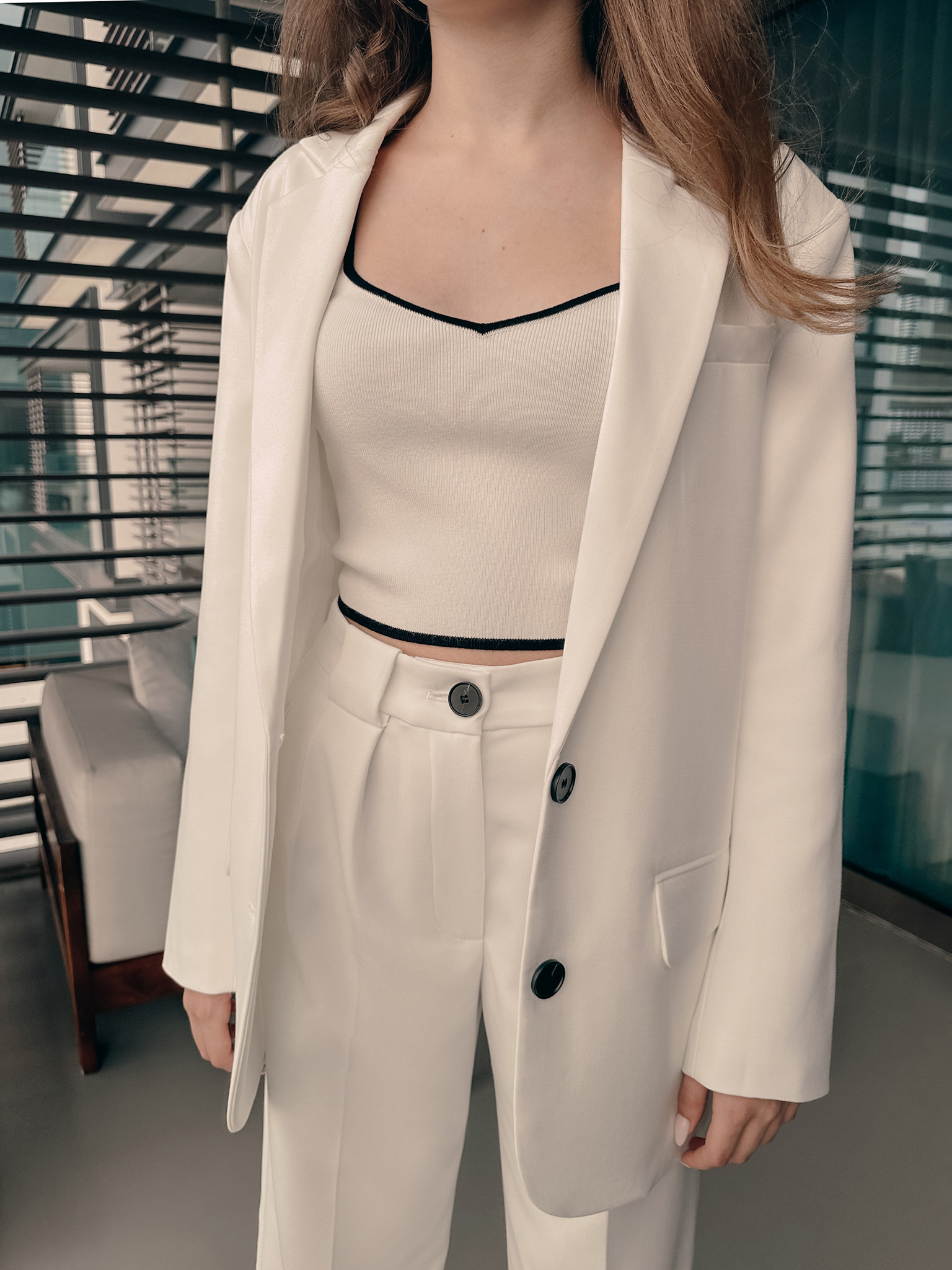 Palazzo trousers with pleats at the waist and contrasting button