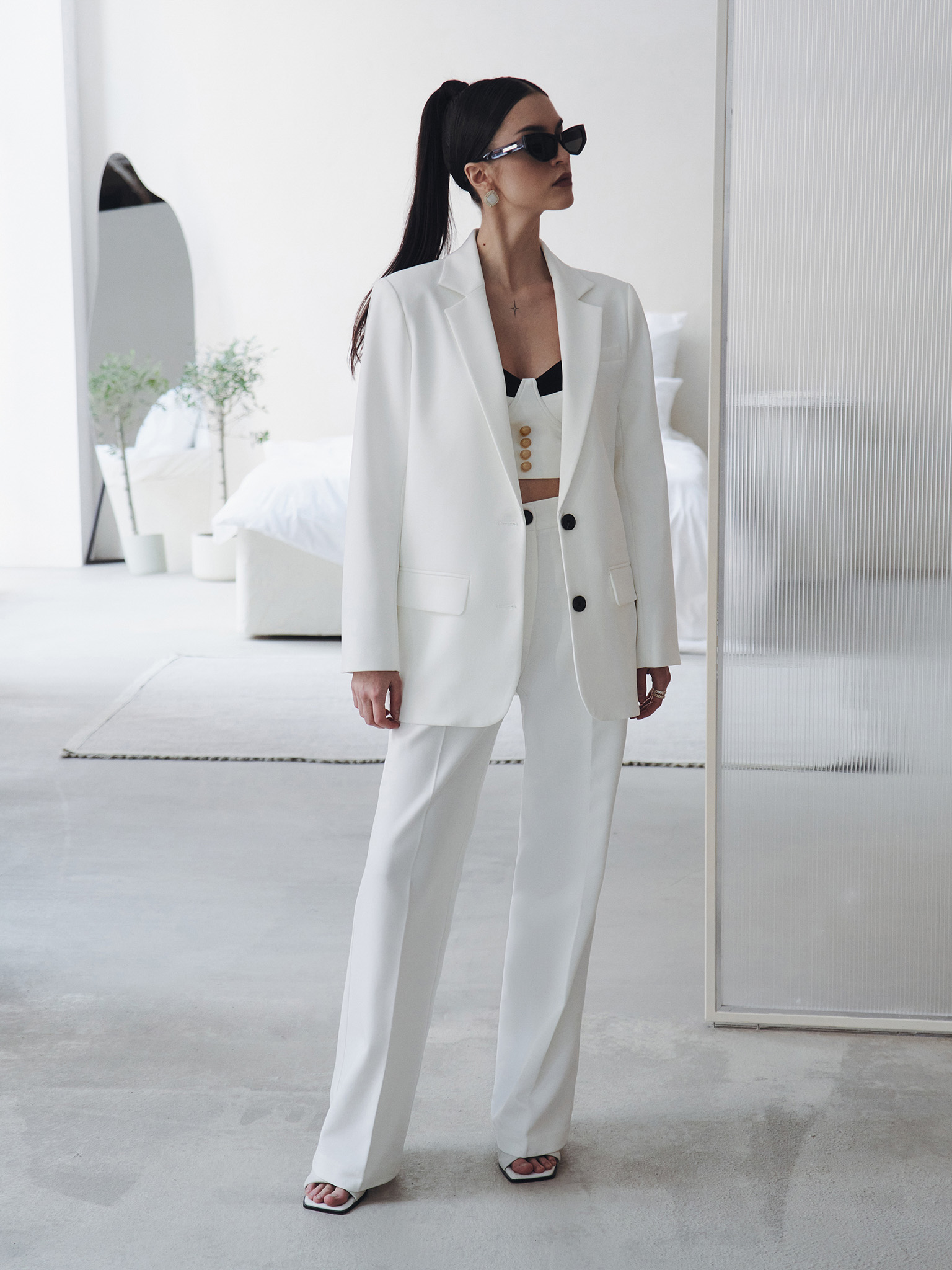 Palazzo trousers with pleats at the waist and contrasting button