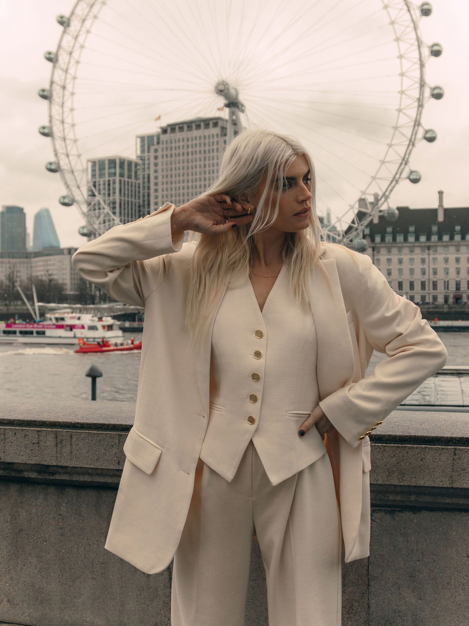 Костюмный жилет из фактурной ткани