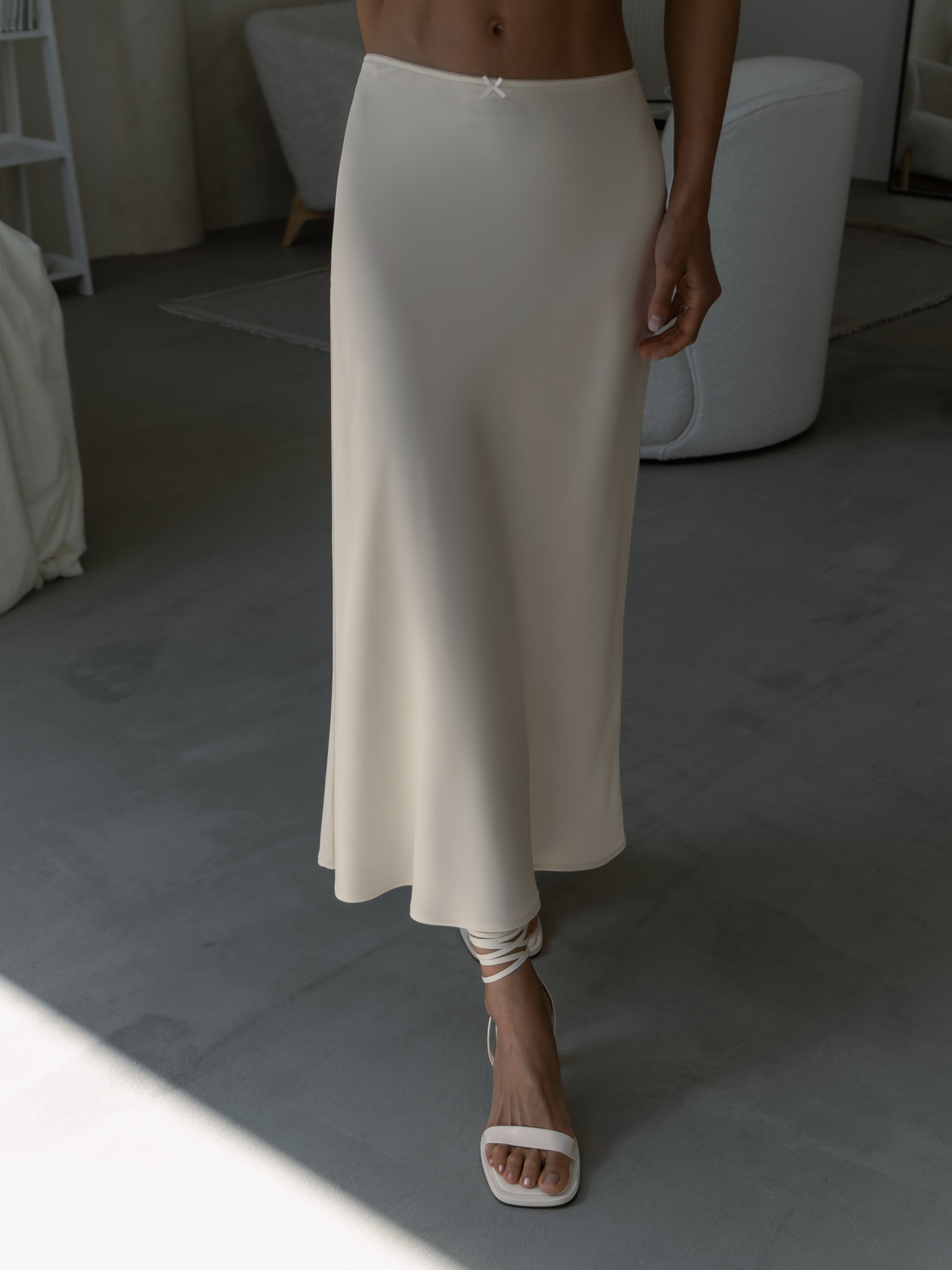 Атласная юбка макси с декором на талии