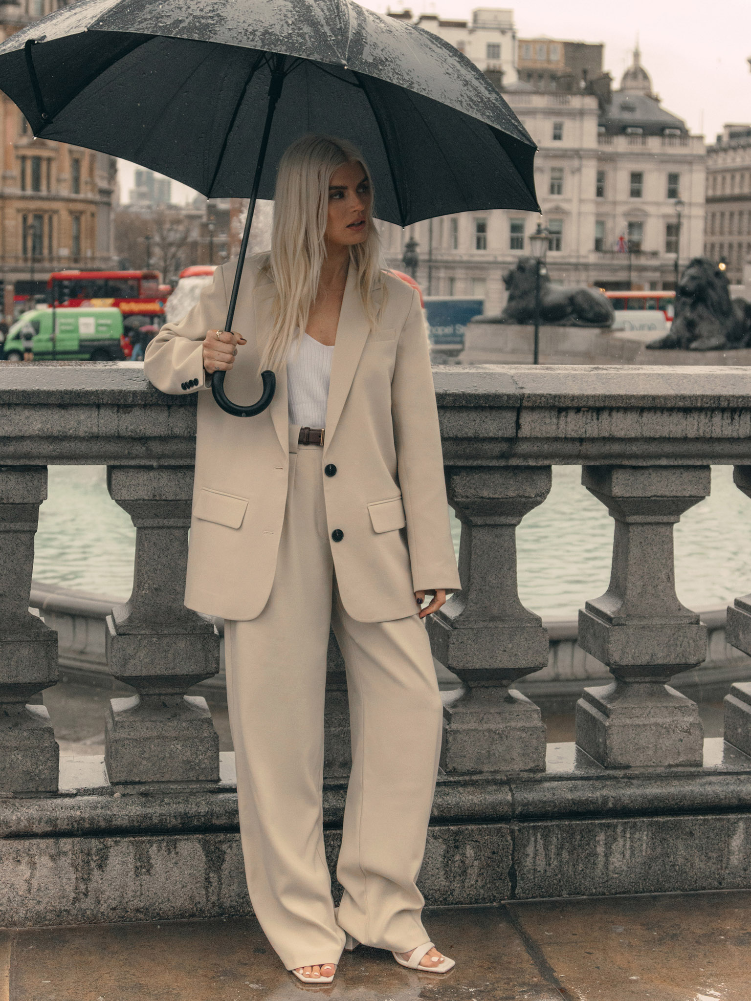 Single-breasted jacket with contrasting buttons