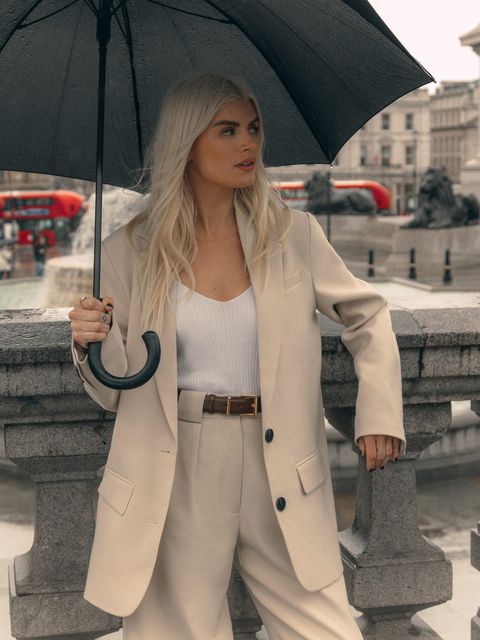 Single-breasted jacket with contrasting buttons