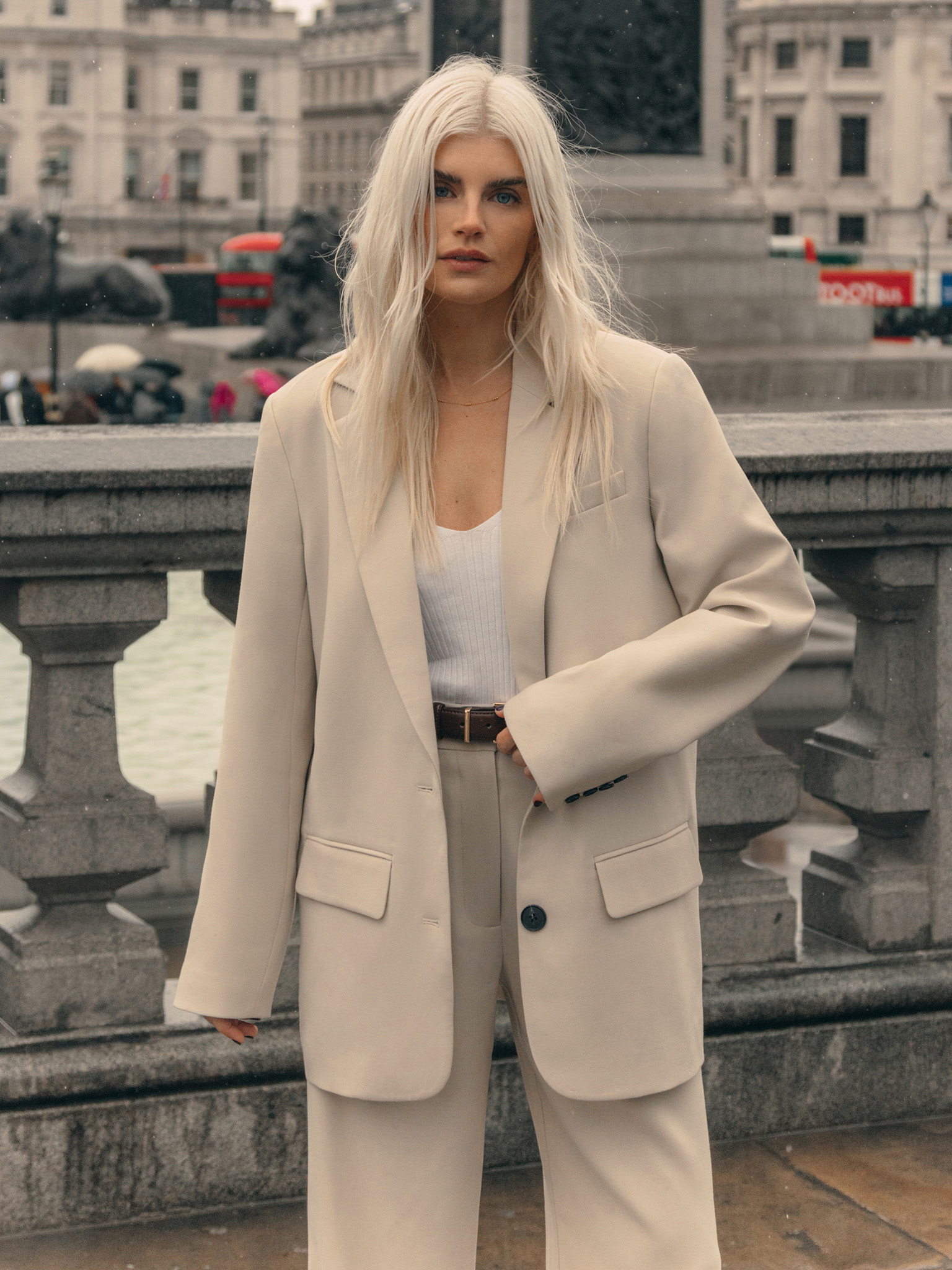 Single-breasted jacket with contrasting buttons