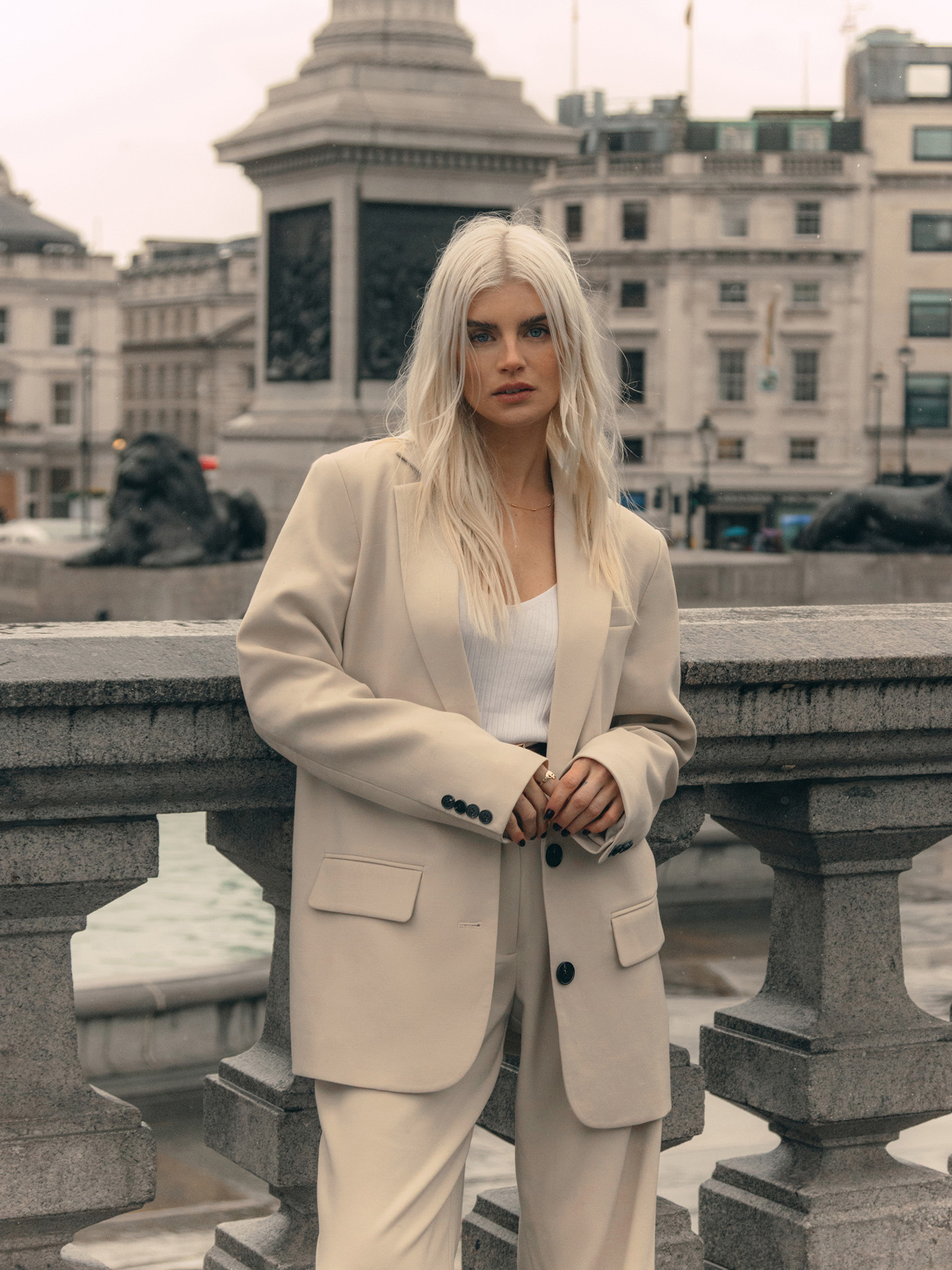 Single-breasted jacket with contrasting buttons