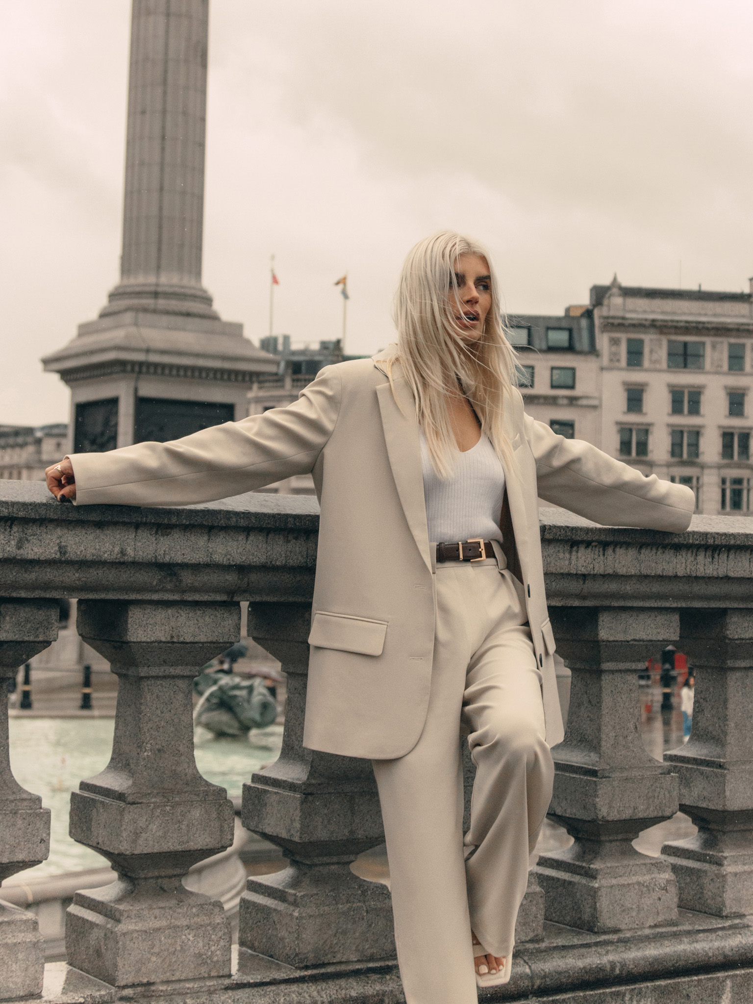 Palazzo trousers with pleats at the waist and contrasting button