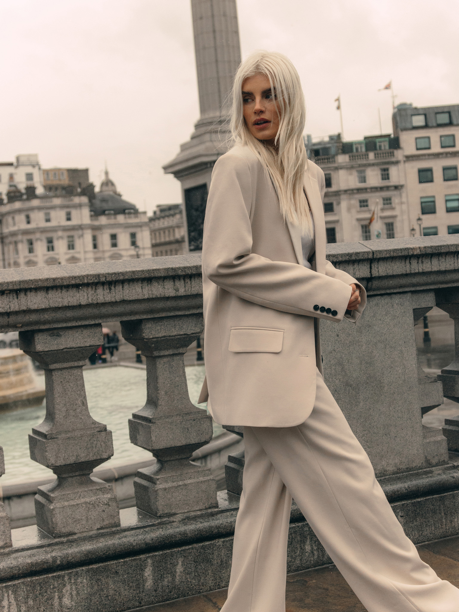 Palazzo trousers with pleats at the waist and contrasting button