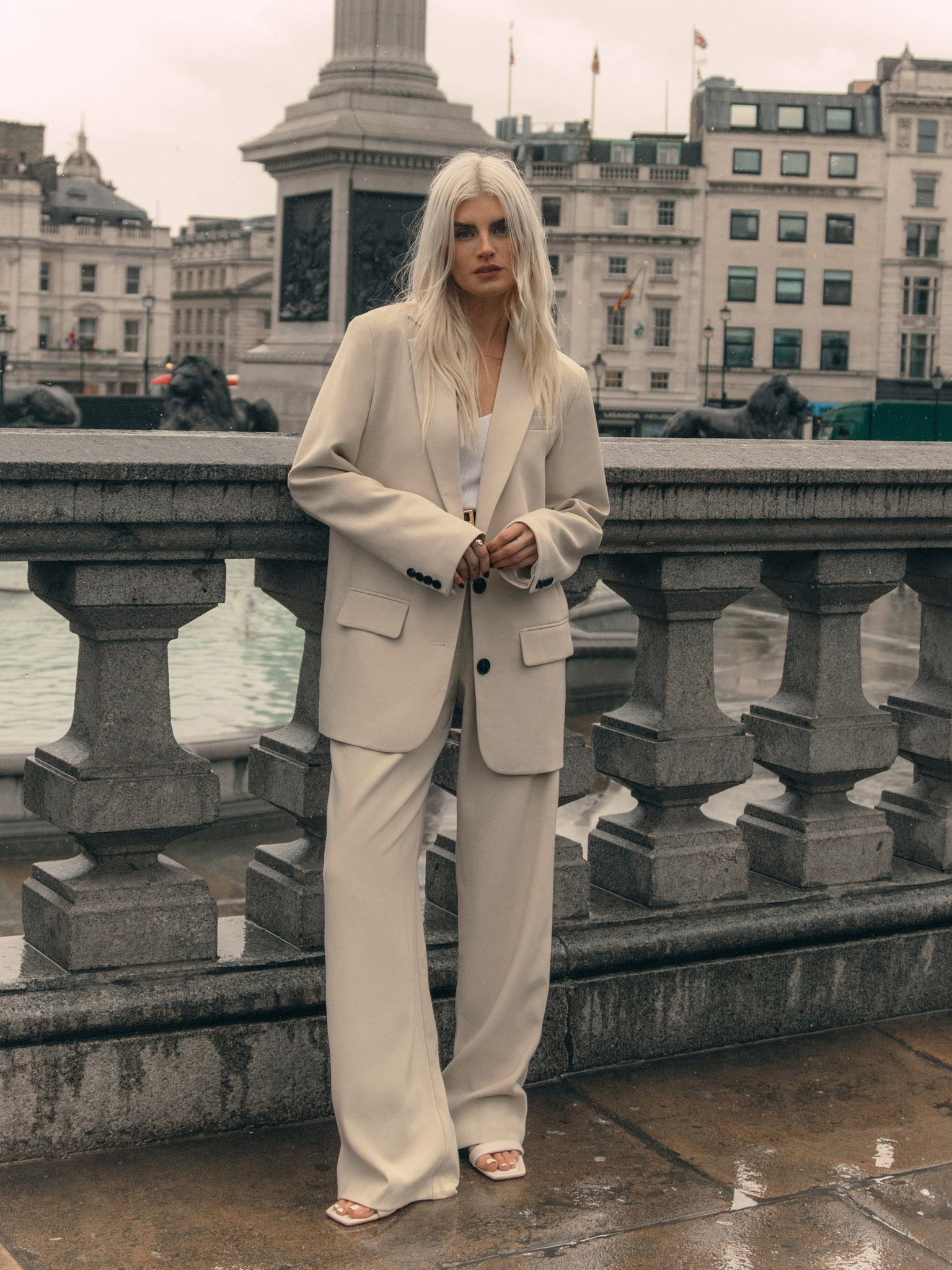 Palazzo trousers with pleats at the waist and contrasting button