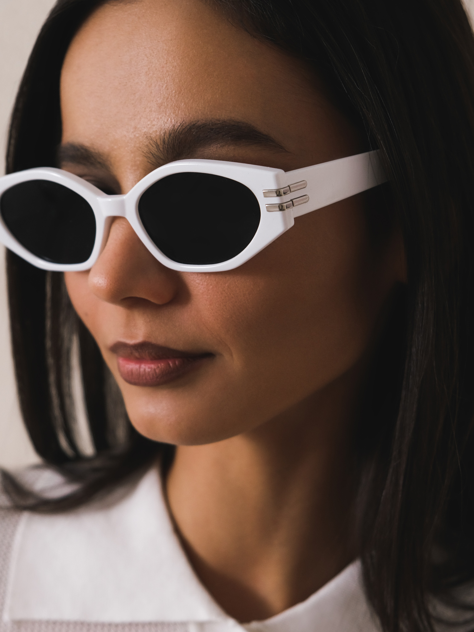 Овальные солнцезащитные очки в пластиковой оправе