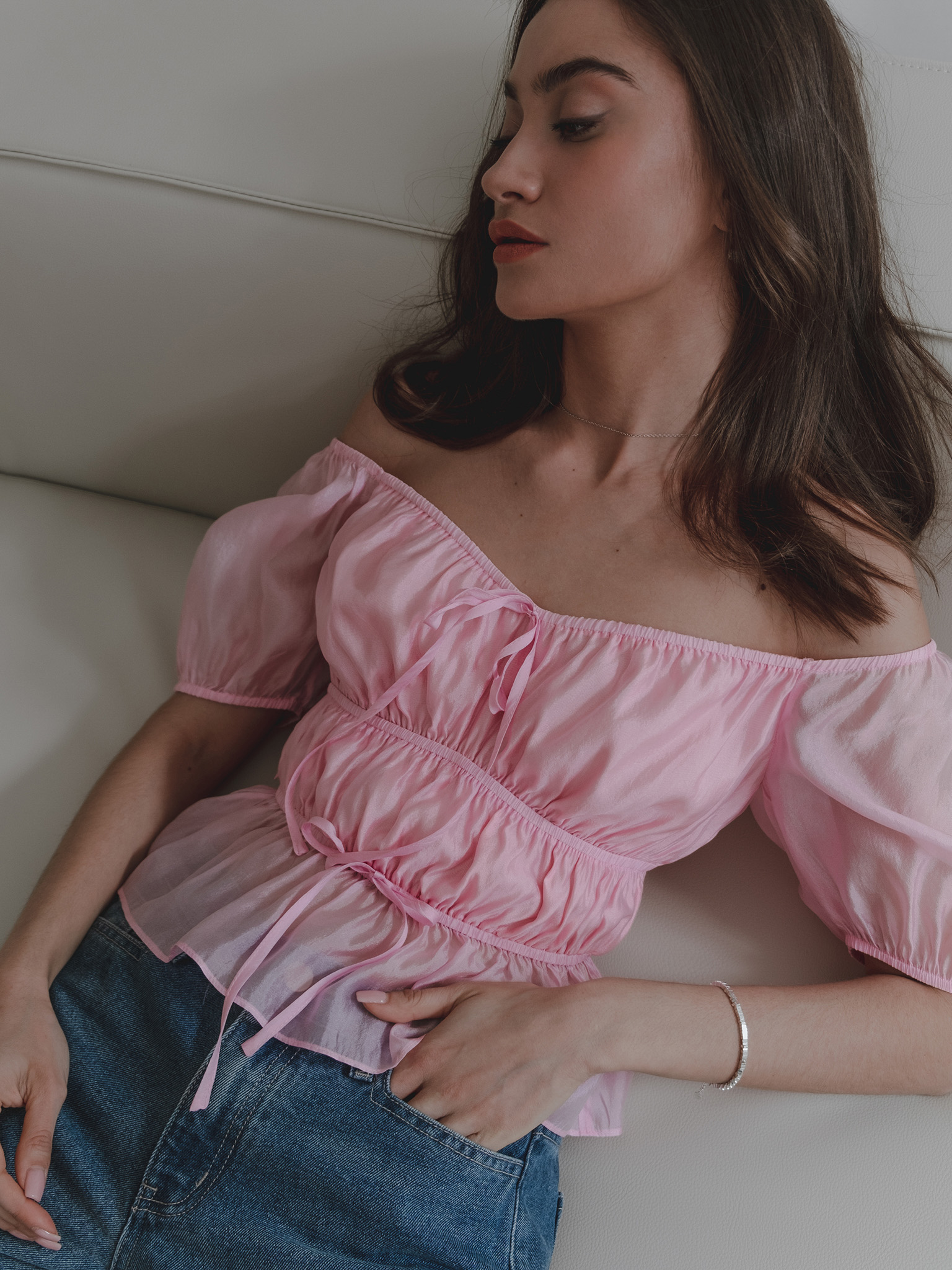 Легкий топ с горизонтальными сборками