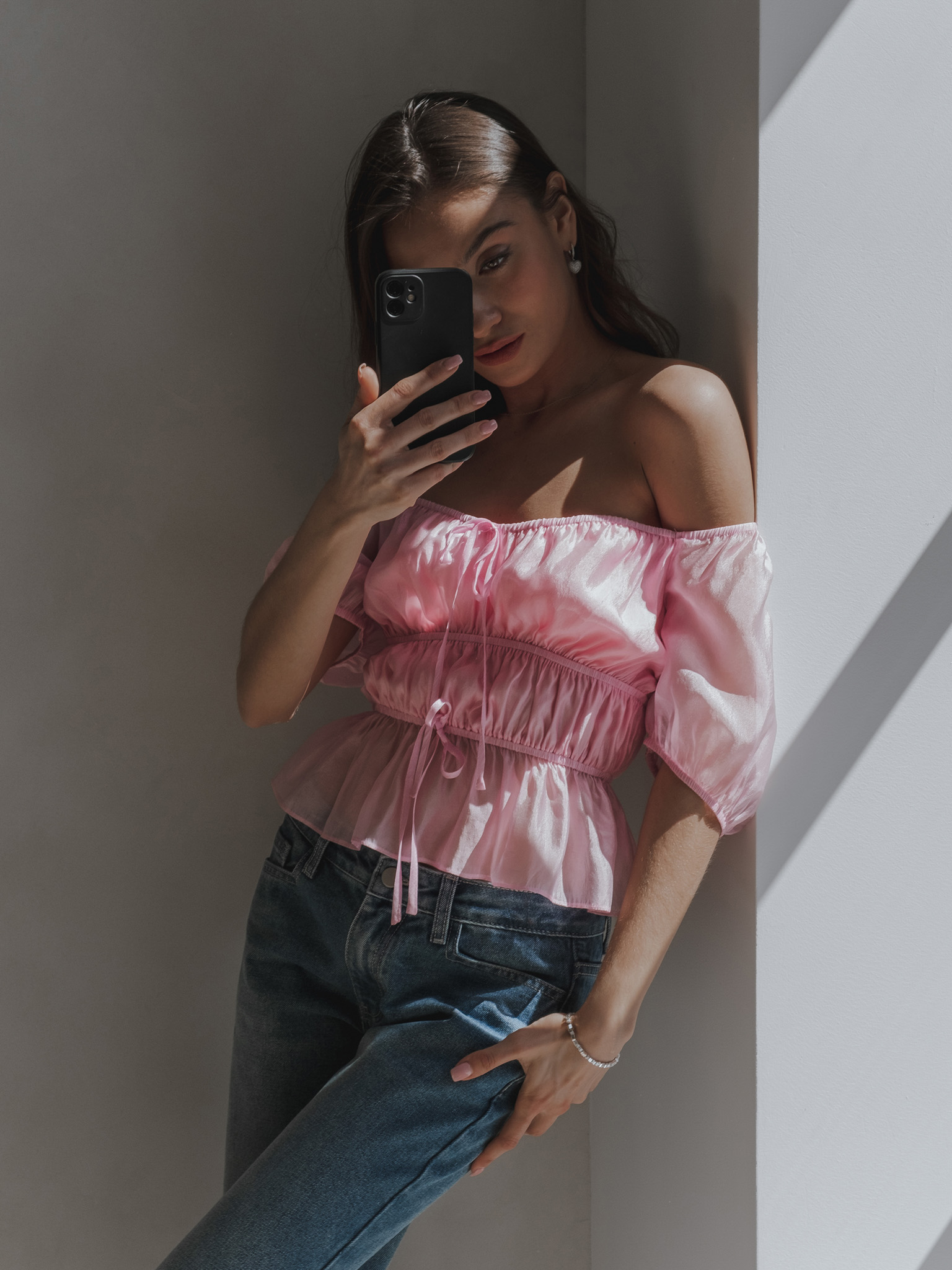 Легкий топ с горизонтальными сборками