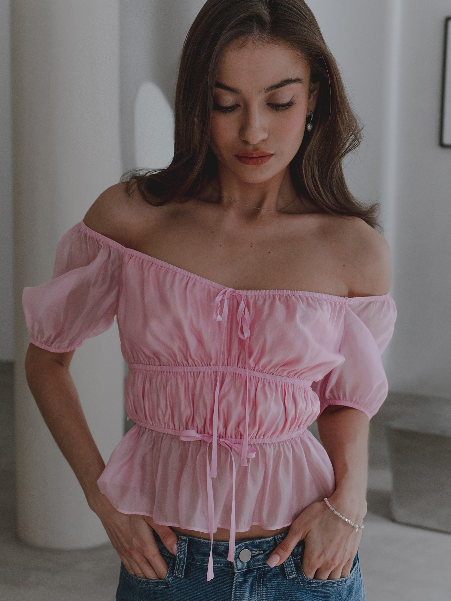 Легкий топ с горизонтальными сборками