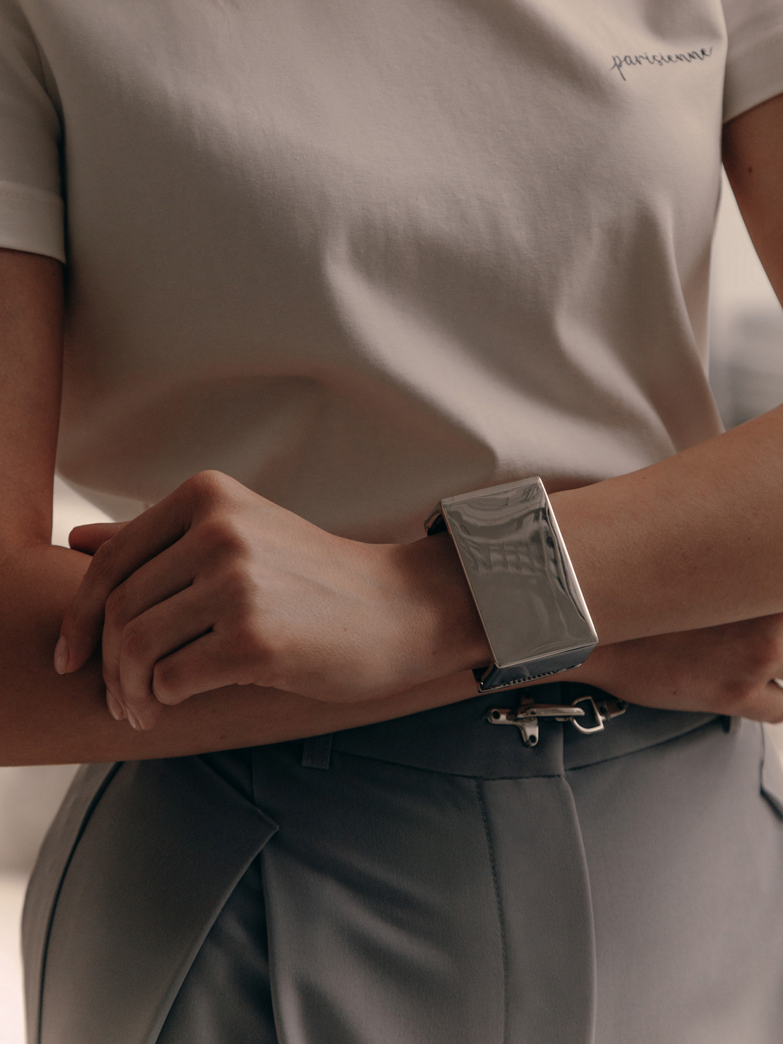 Браслет квадратной формы из гладкого металла