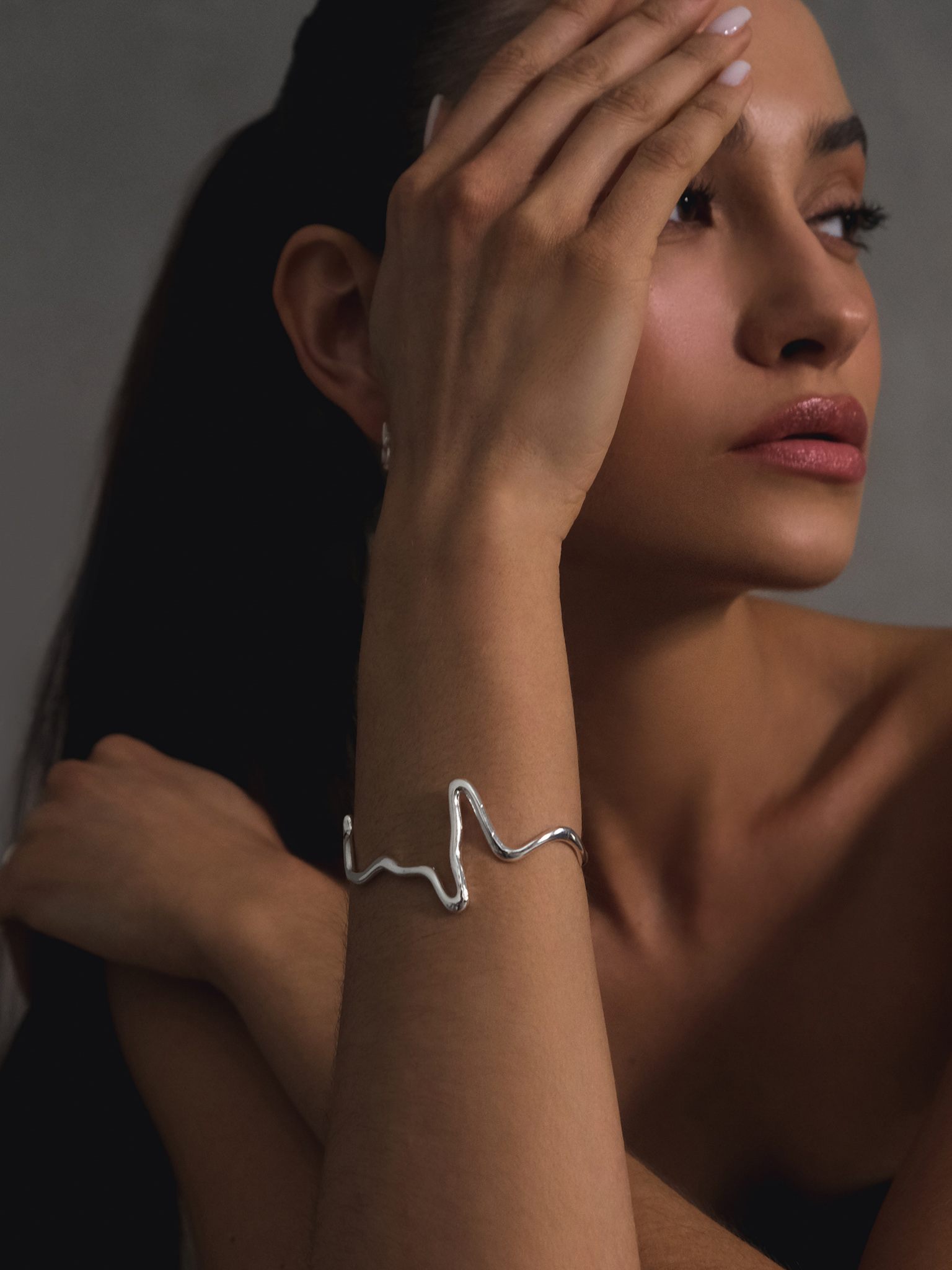 Серебристый