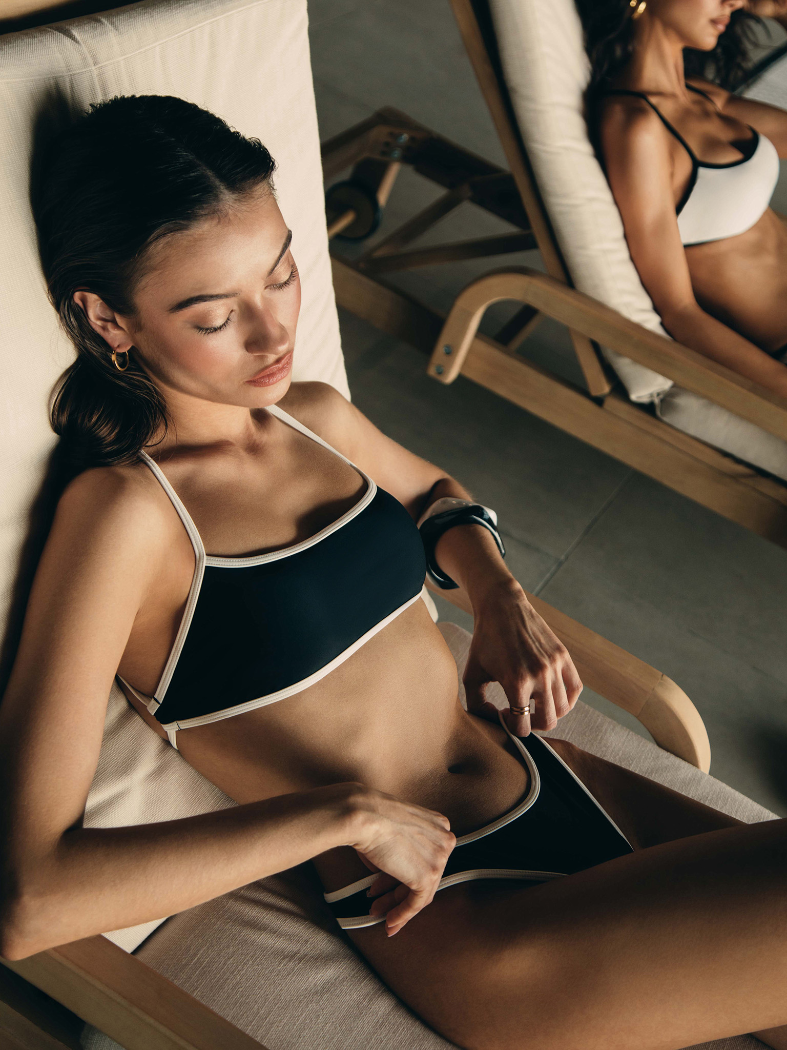 Bikini bottoms with contrasting edge