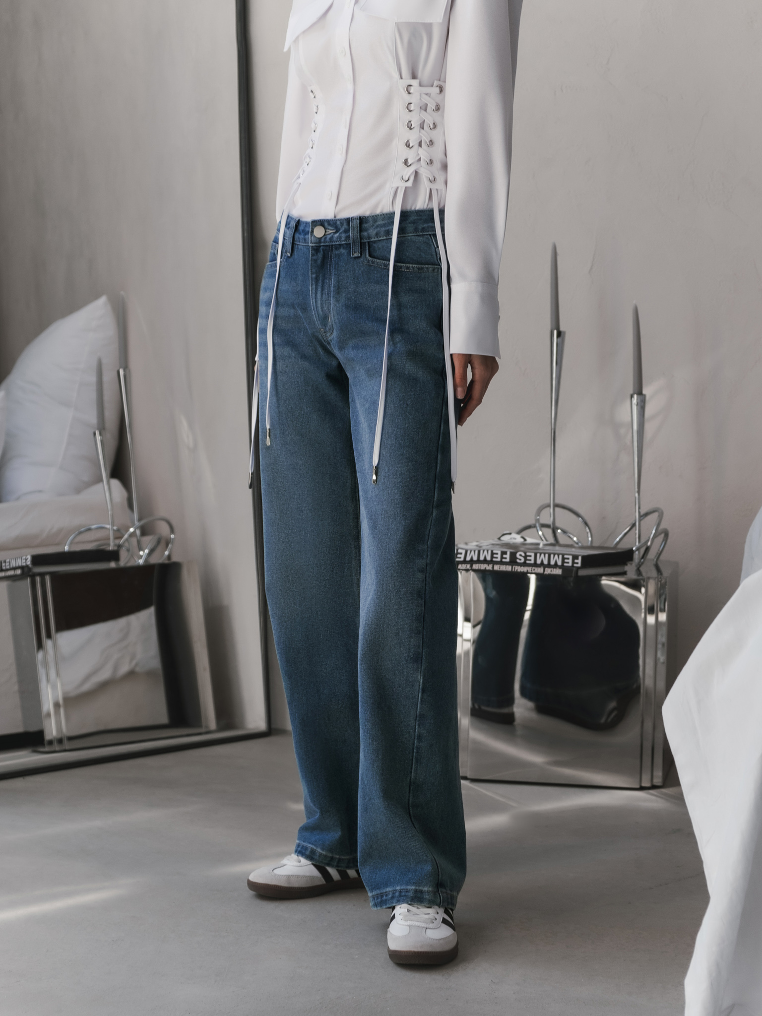 Loose low-rise jeans