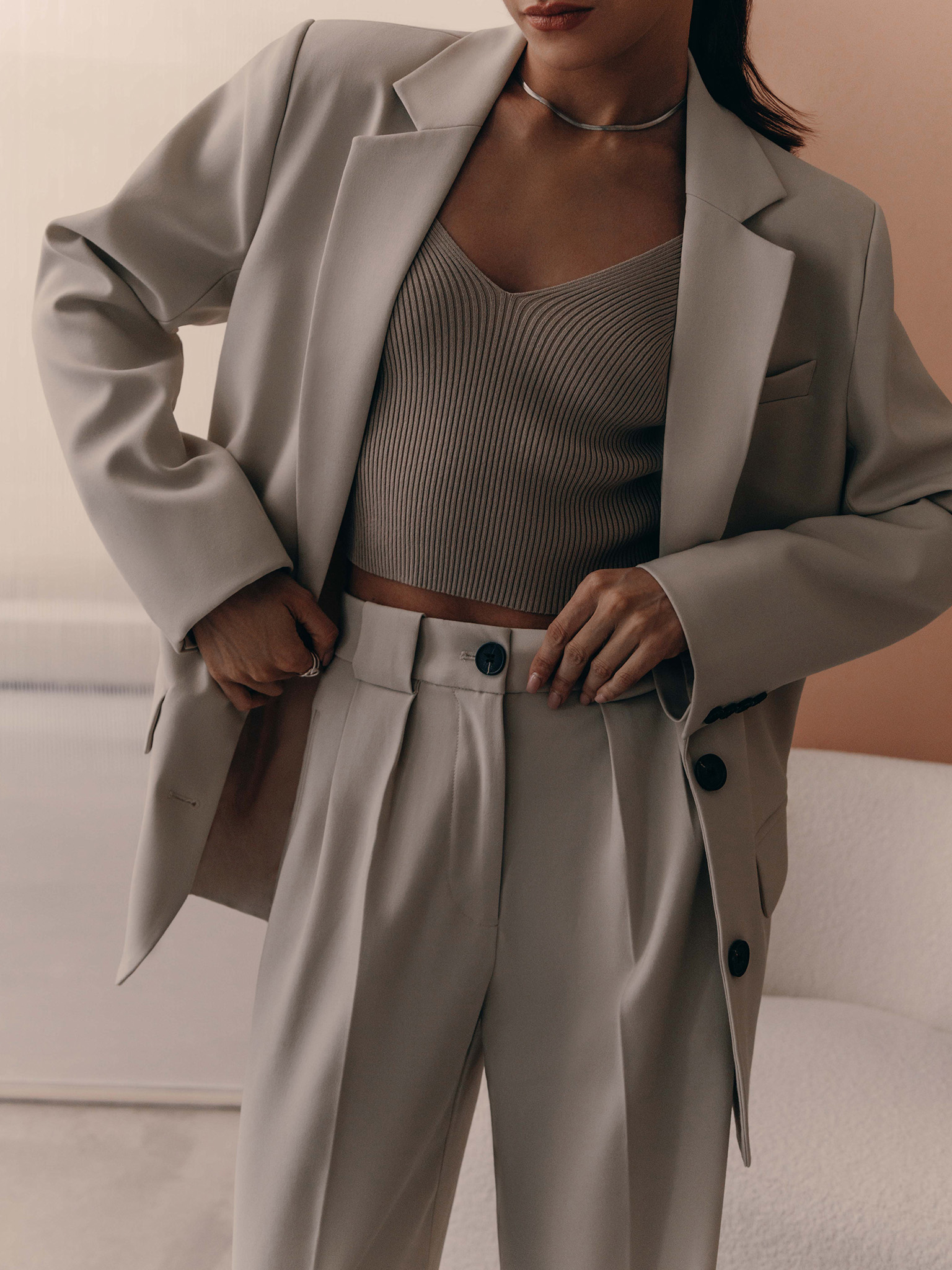 Einreihige Jacke mit kontrastierenden Knöpfen