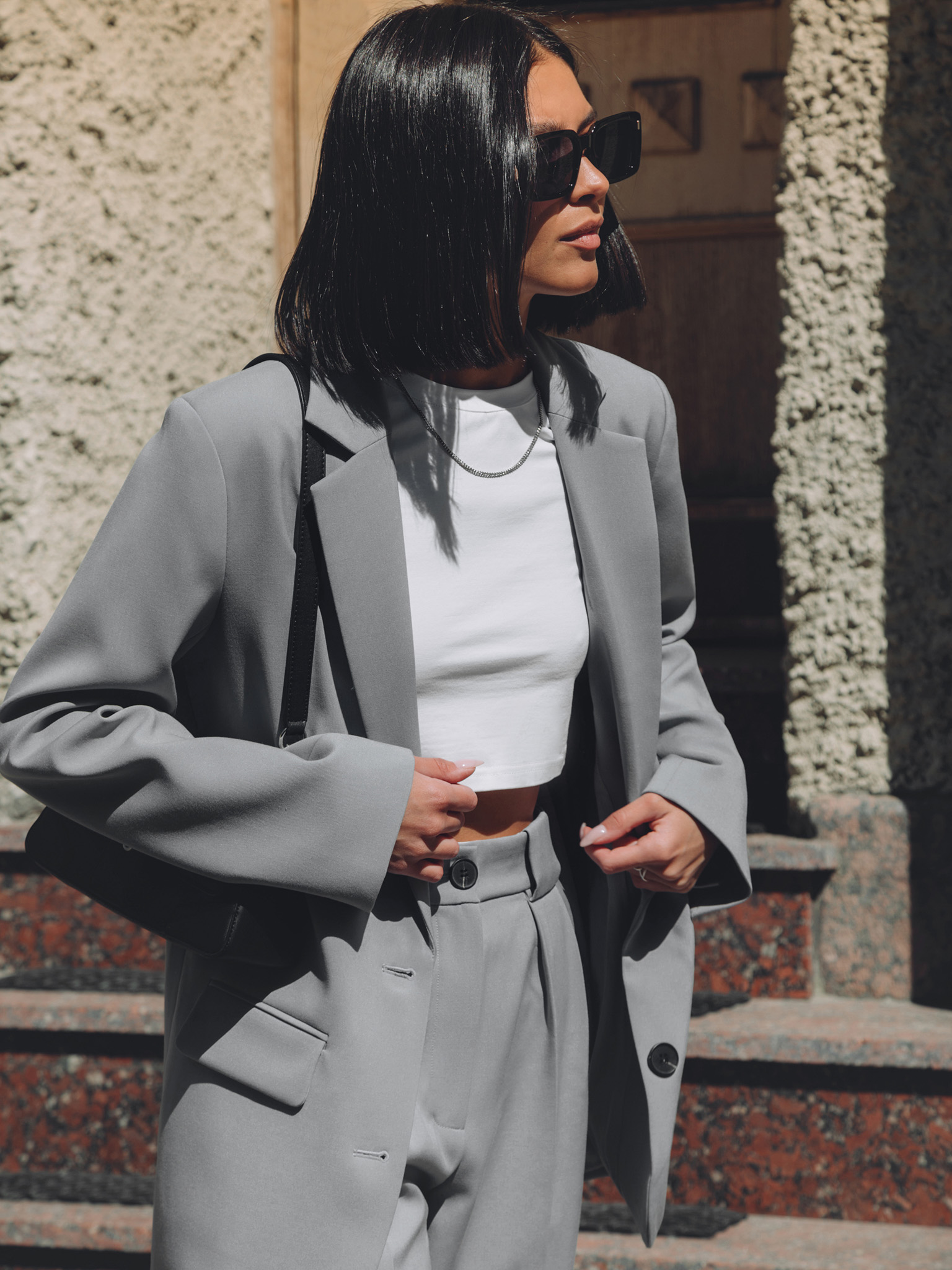 Einreihige Jacke mit kontrastierenden Knöpfen