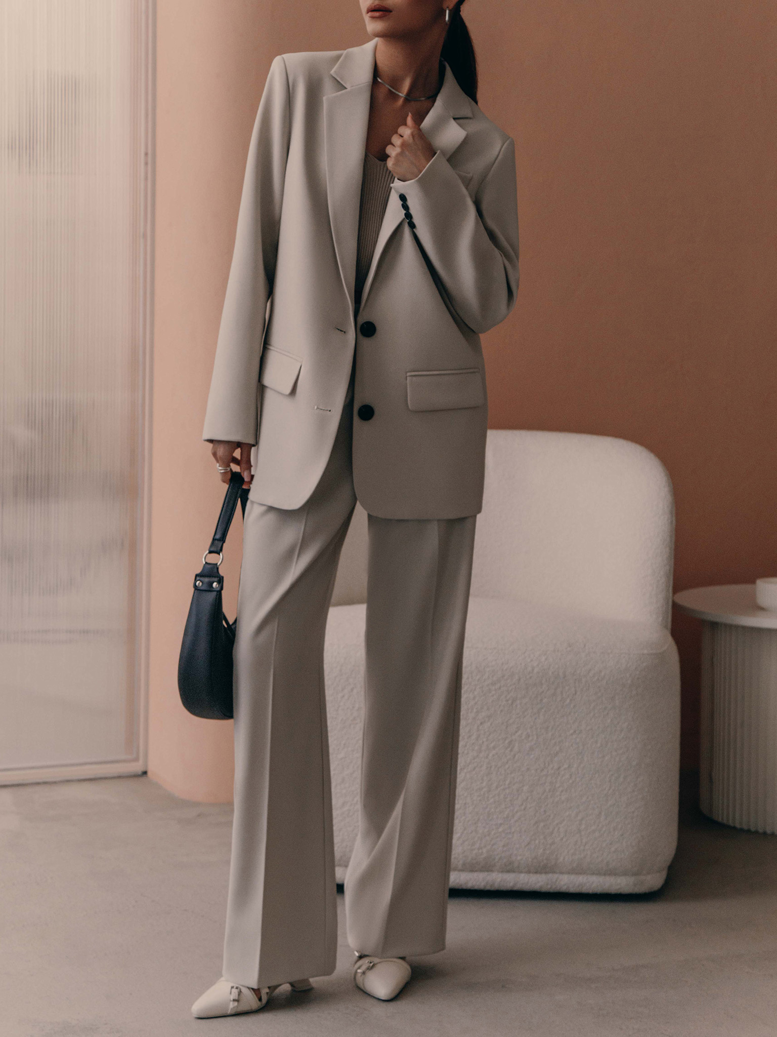 Palazzo trousers with pleats at the waist and contrasting button
