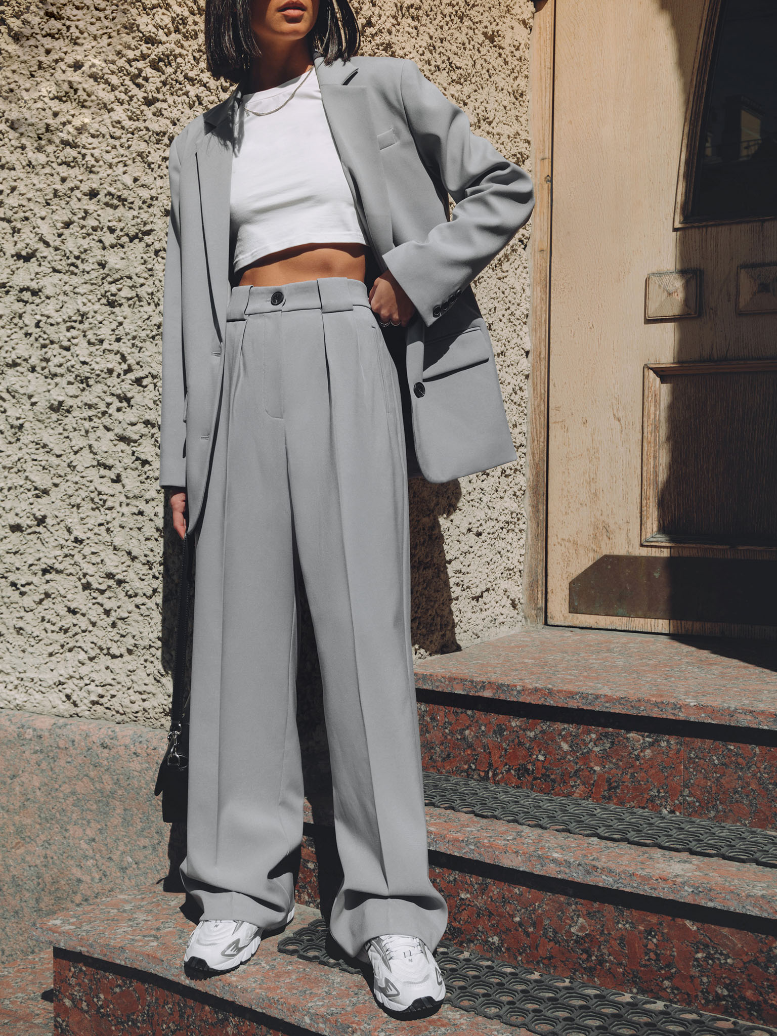 Palazzo trousers with pleats at the waist and contrasting button