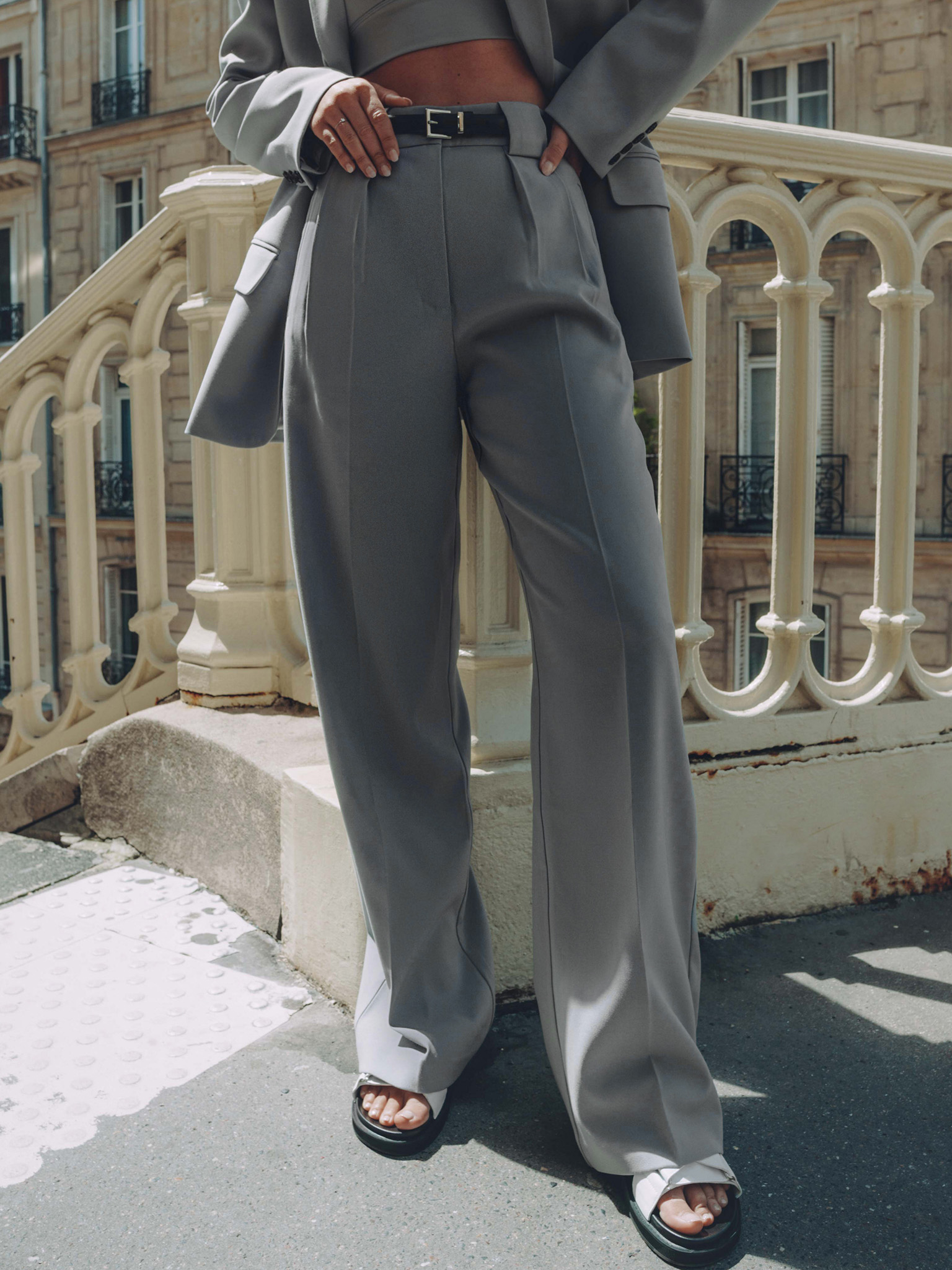 Palazzo trousers with pleats at the waist and contrasting button