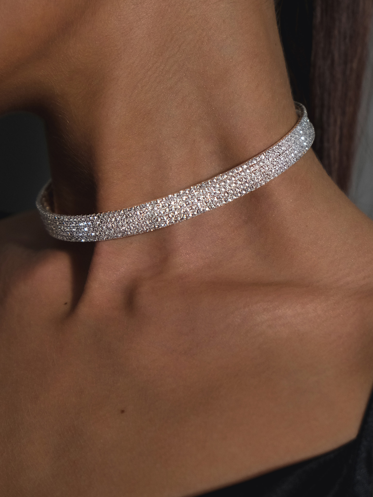 Wide round rhinestone necklace