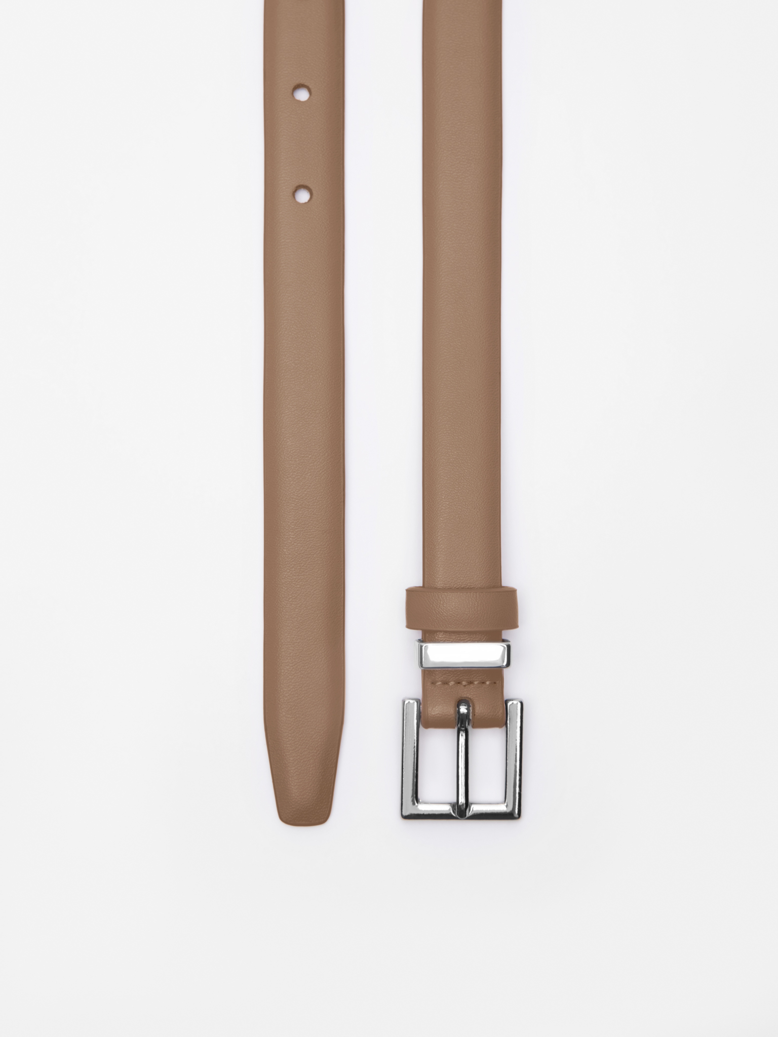 Тонкий кожаный ремень с серебристой пряжкой