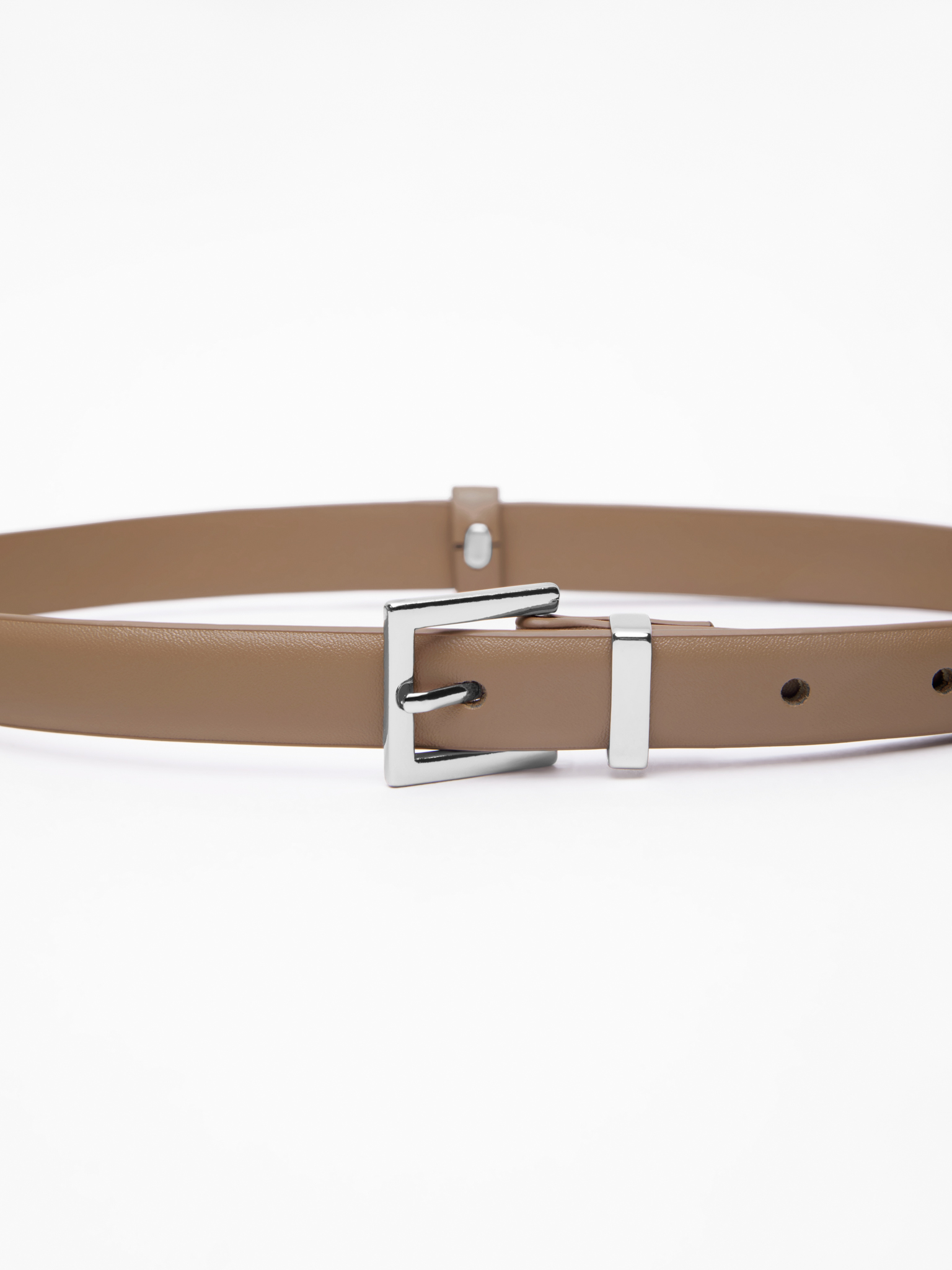 Тонкий кожаный ремень с серебристой пряжкой