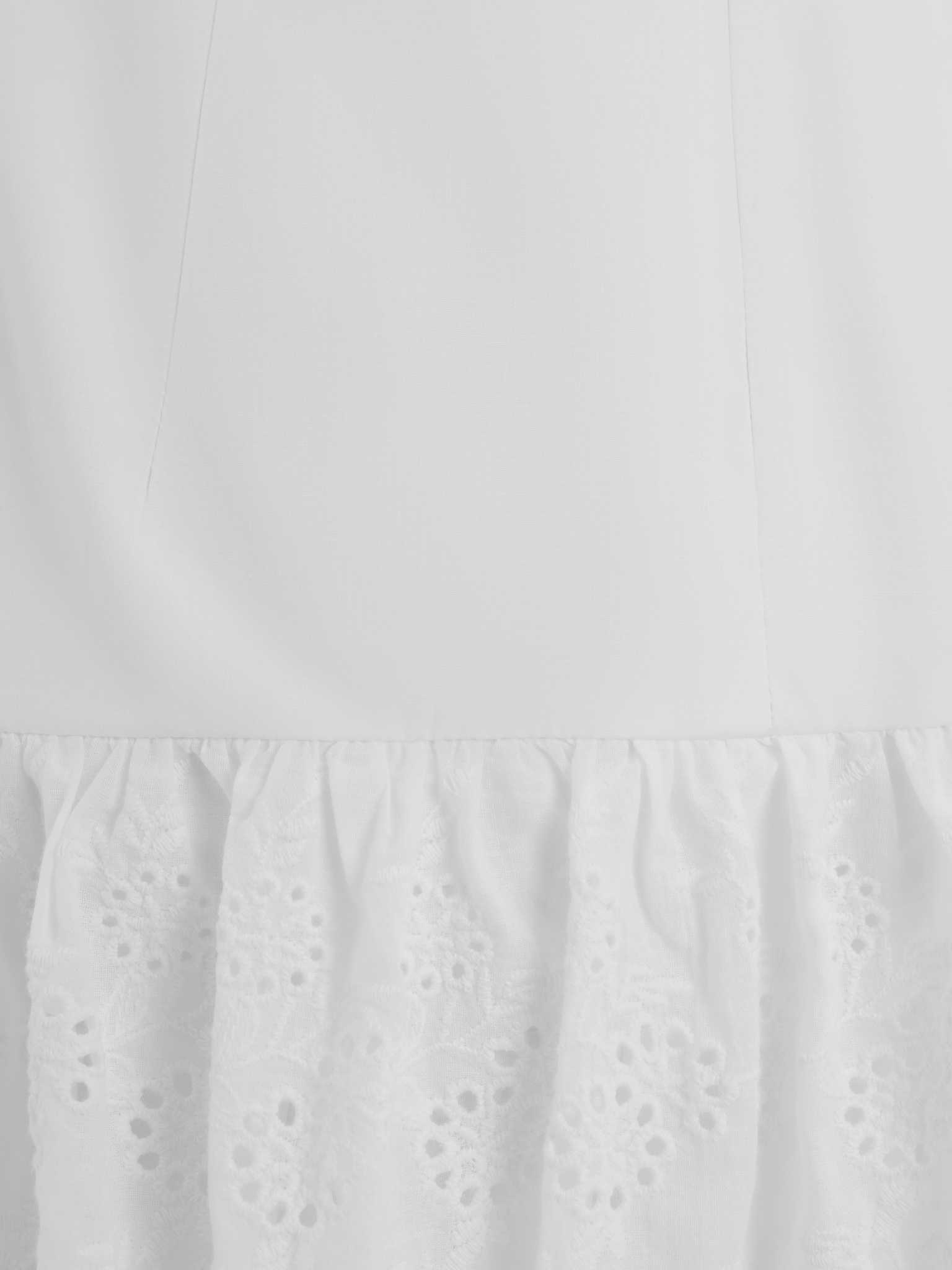 فستان قصير بطبقة من الدانتيل على التنورة