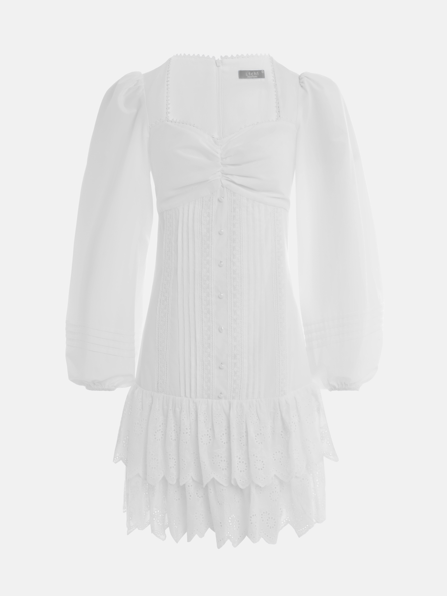 فستان قصير بطبقة من الدانتيل على التنورة