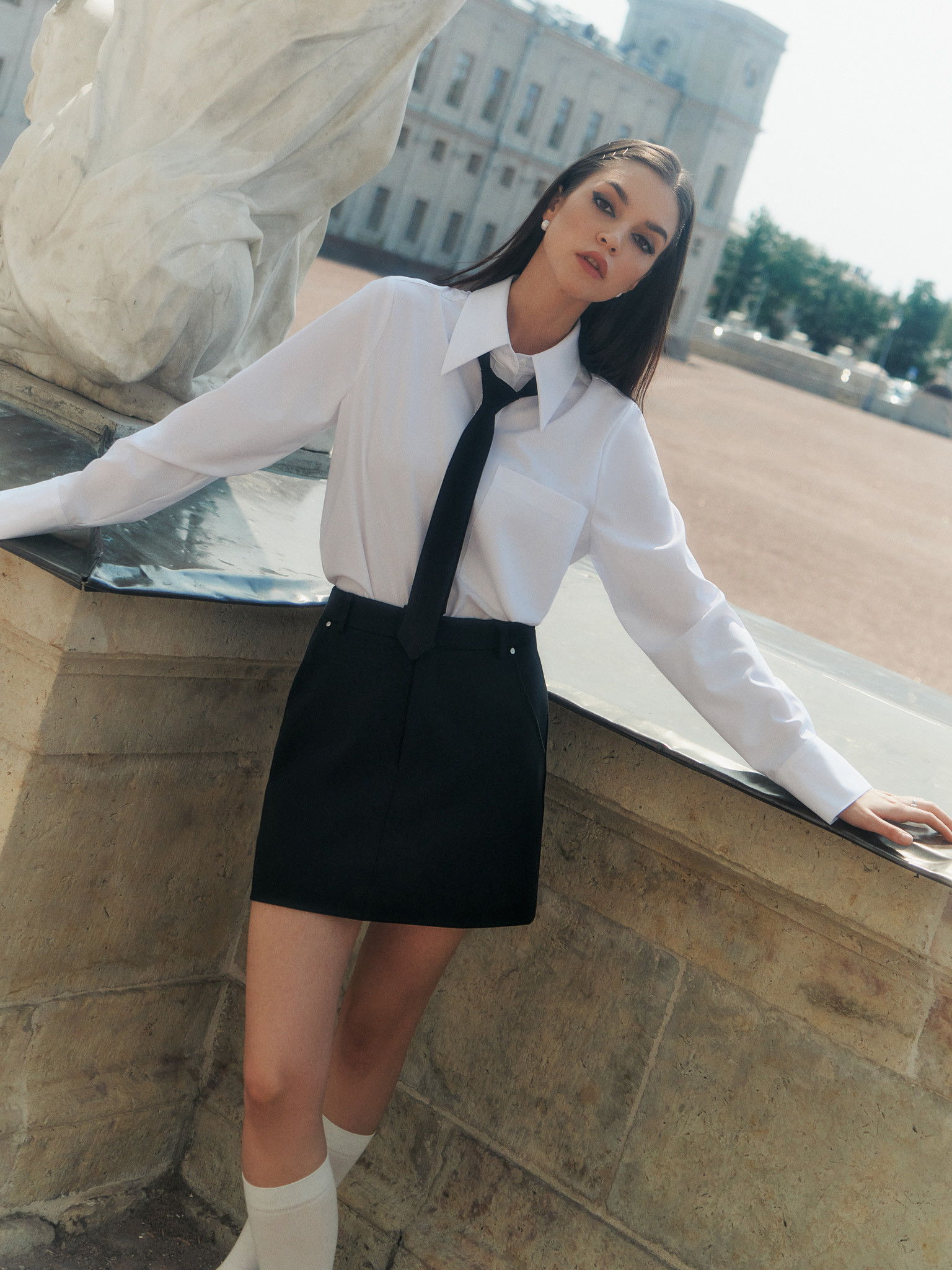 Monochrome oversized shirt with a tie