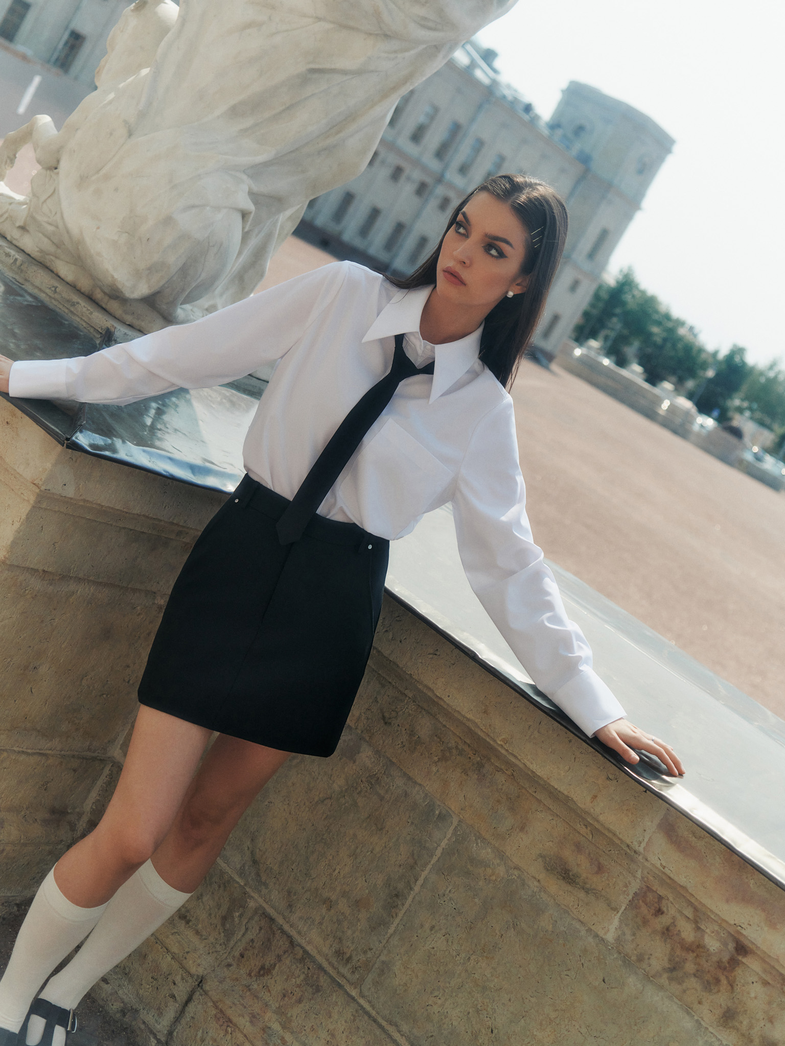 Monochrome oversized shirt with a tie