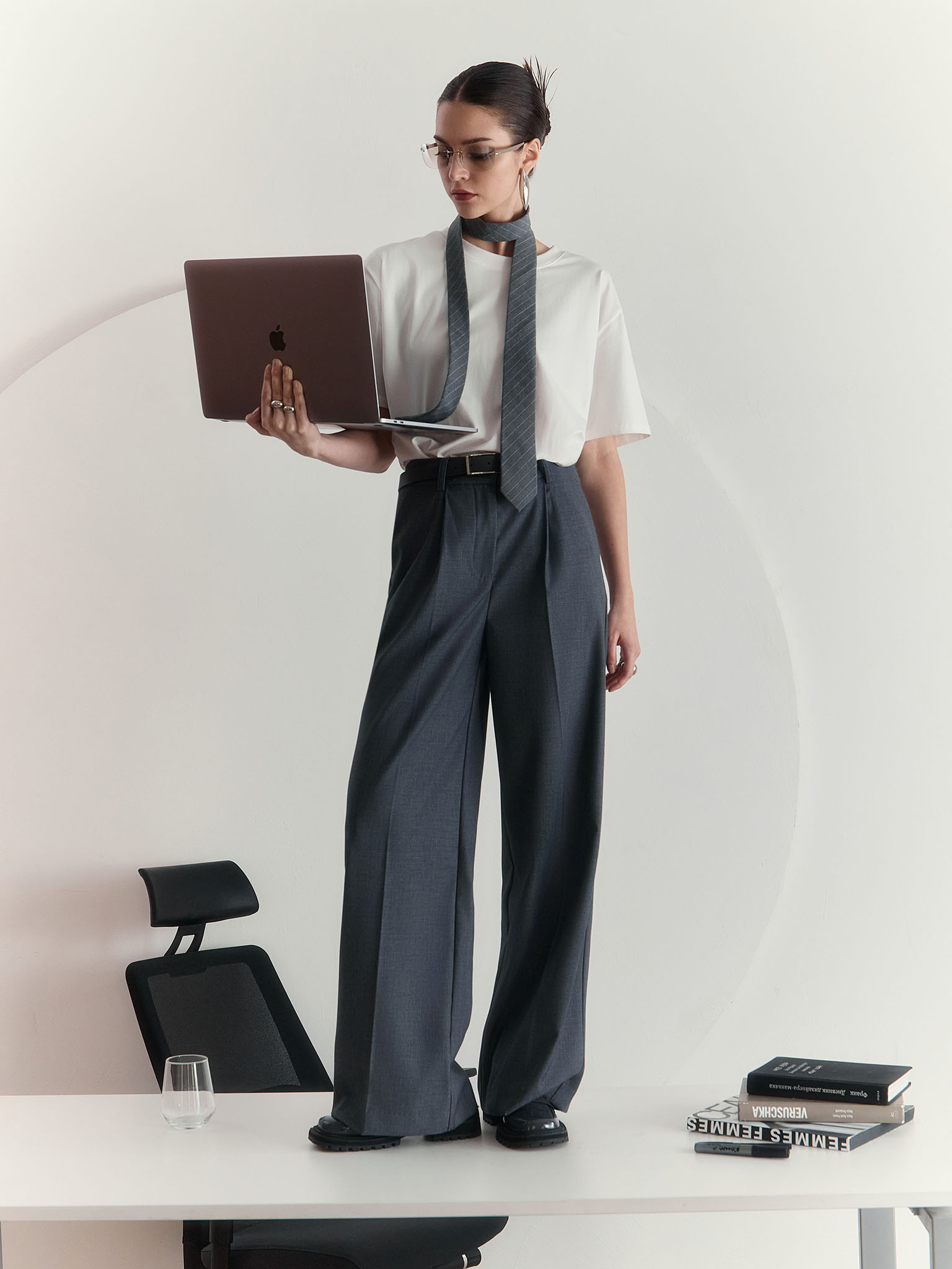 Свободные брюки с широким ремнем