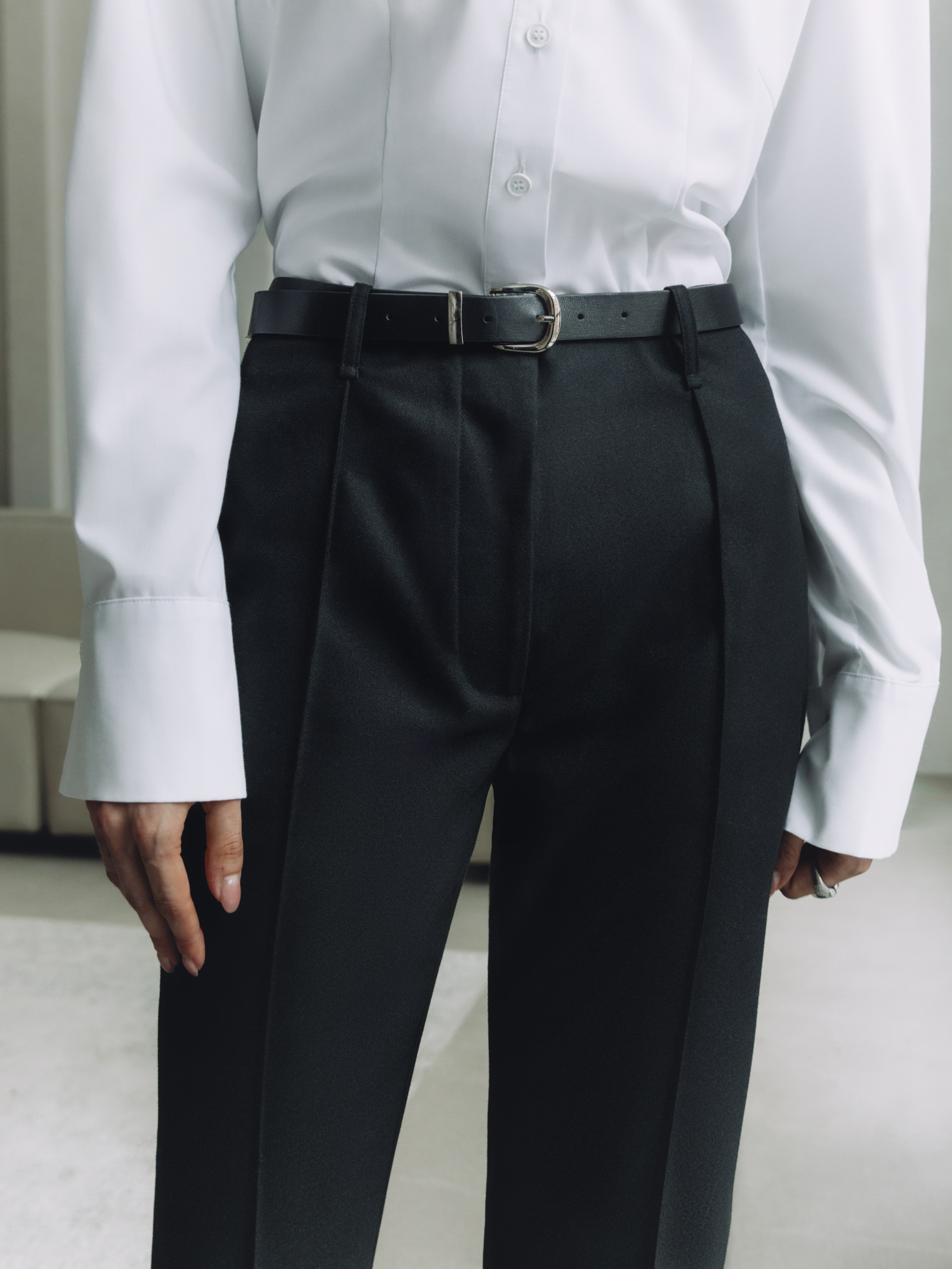 Cropped trousers with a crease and eco-leather belt