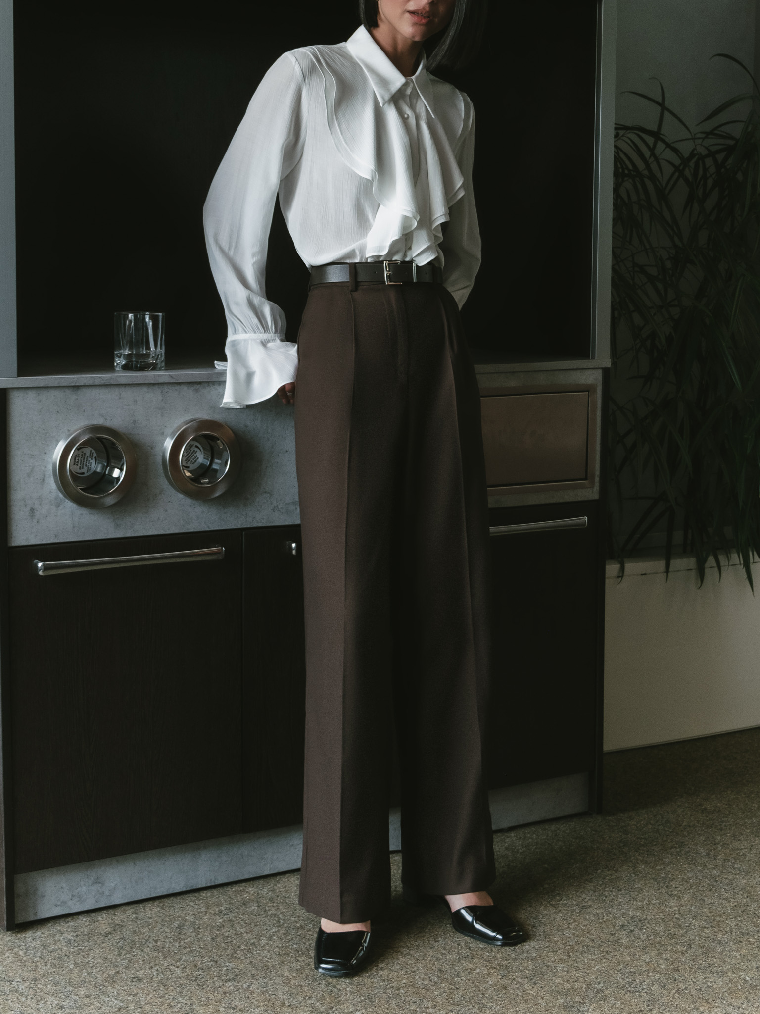 Брюки свободного кроя с широким ремнем из экокожи