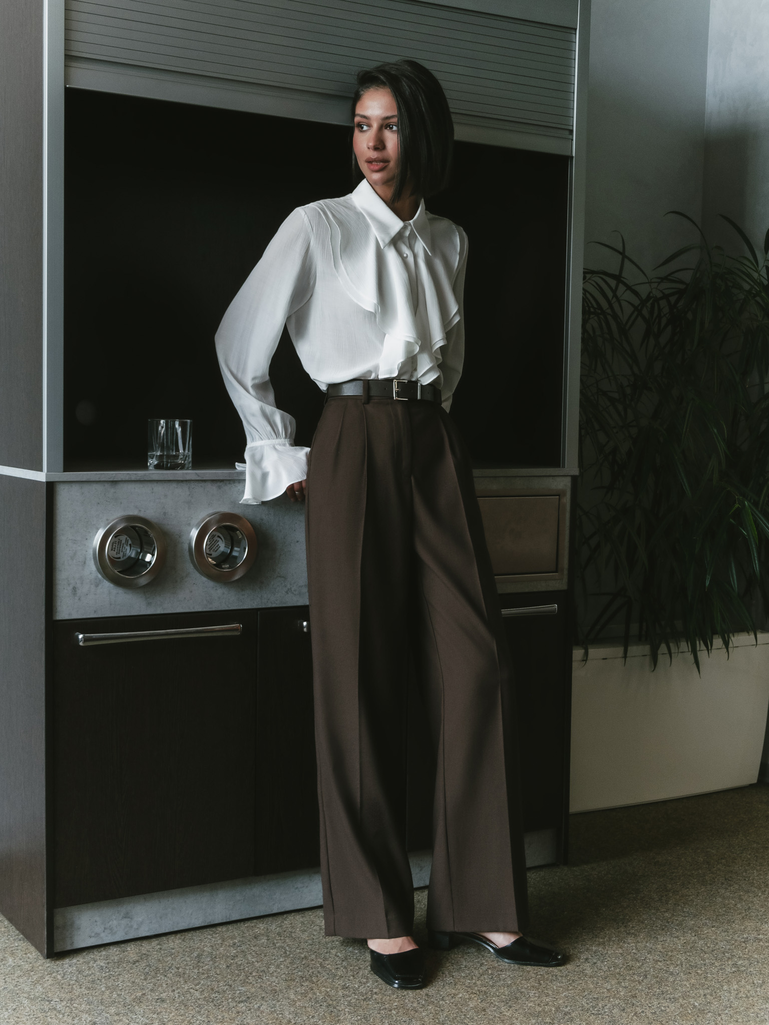 Брюки свободного кроя с широким ремнем из экокожи