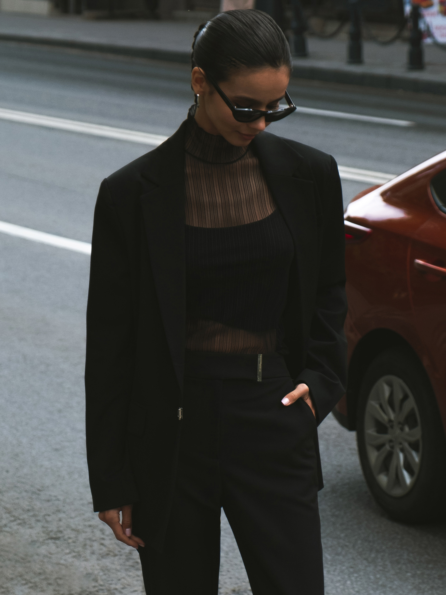 Single-breasted jacket with metal clasp