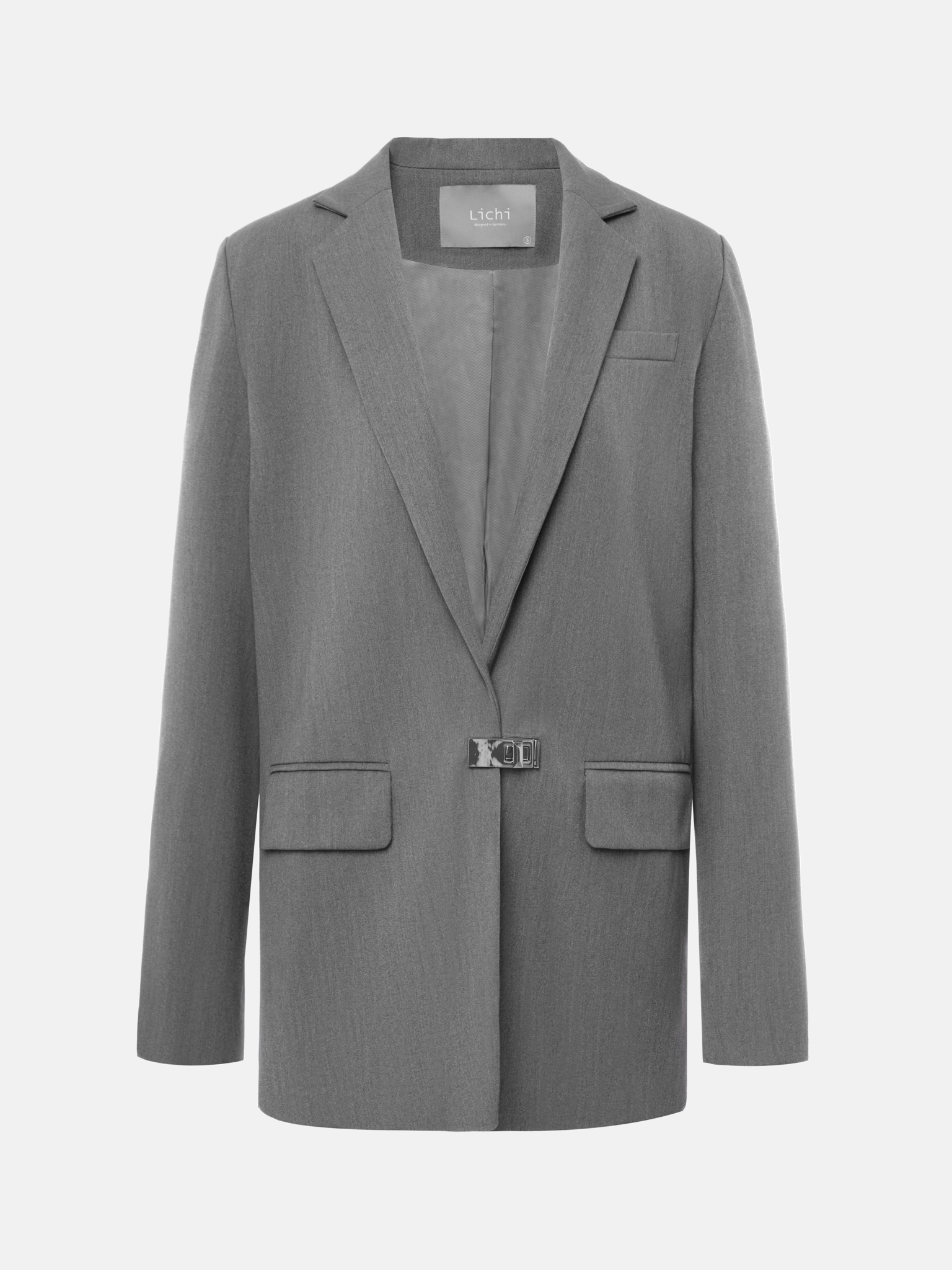 Single-breasted jacket with metal clasp