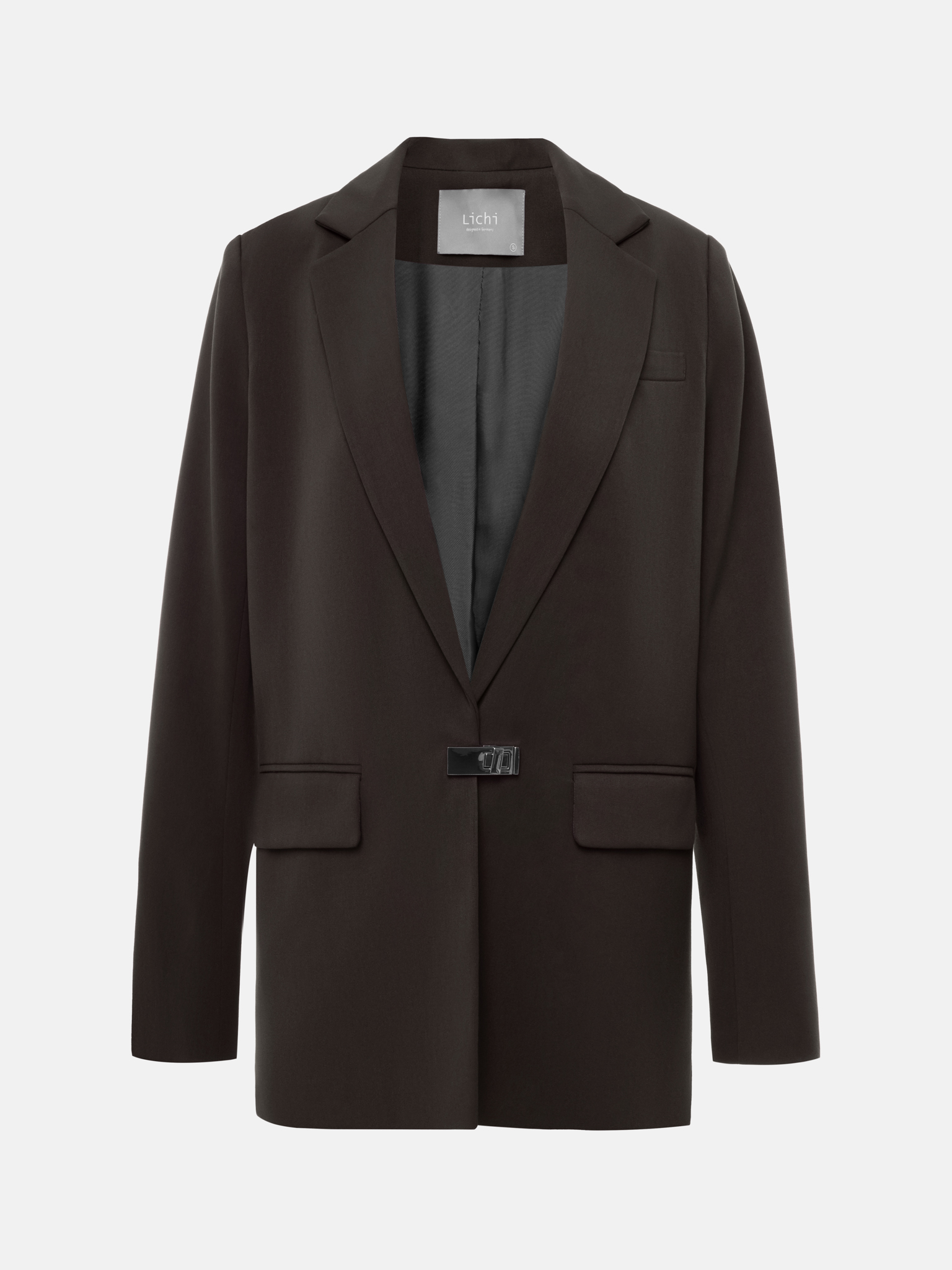 Single-breasted jacket with metal clasp