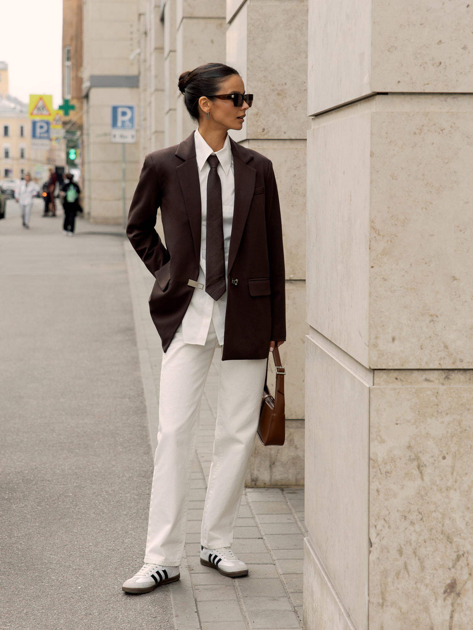 Single-breasted jacket with metal clasp