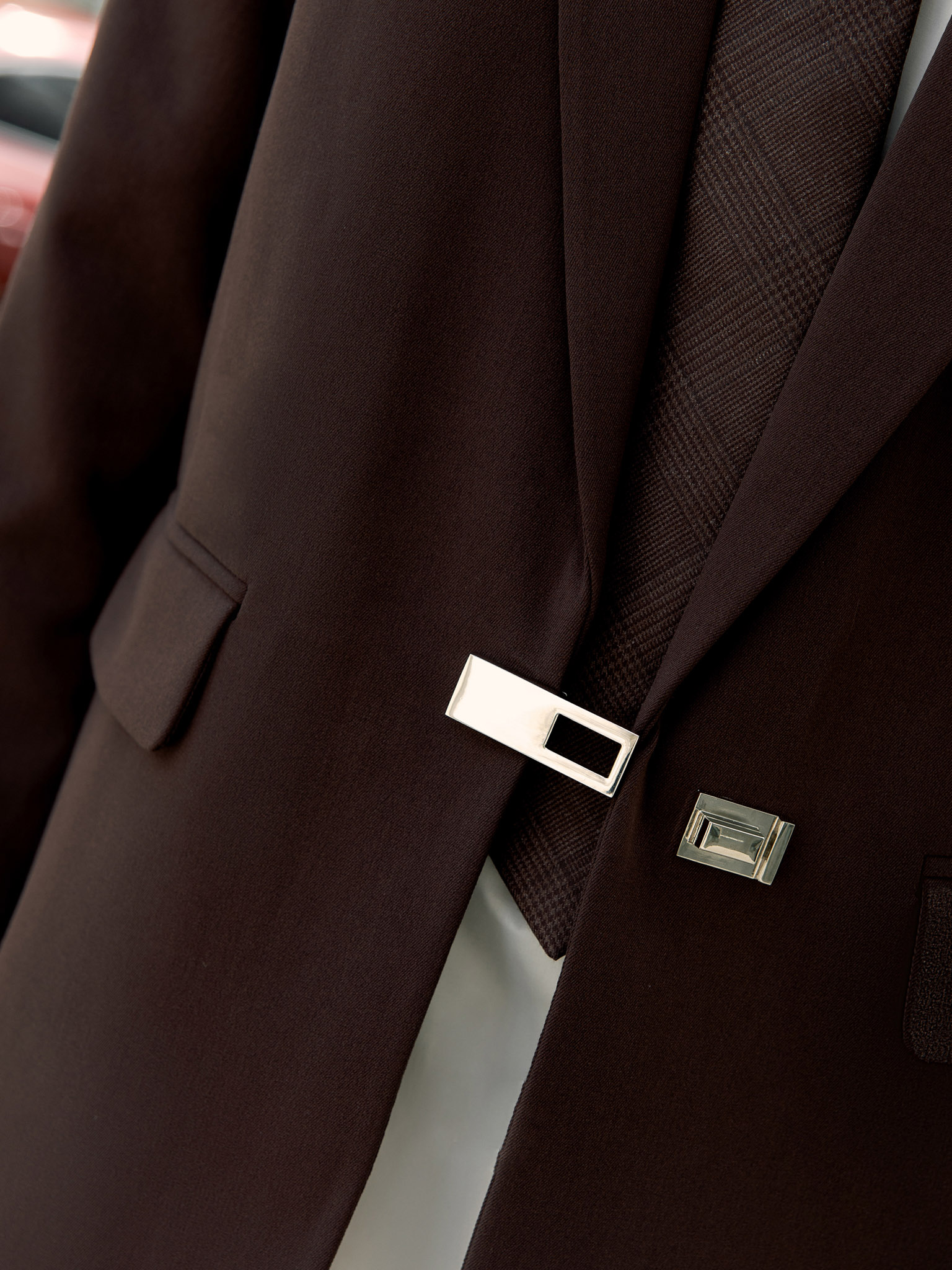 Single-breasted jacket with metal clasp