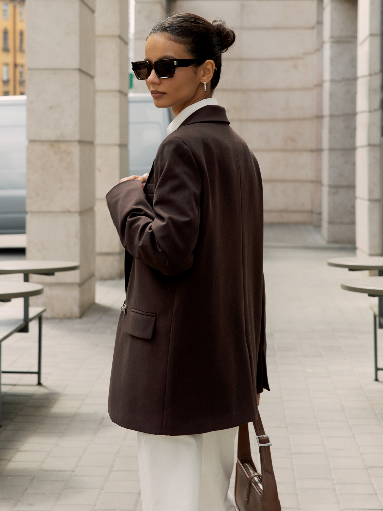 Single-breasted jacket with metal clasp