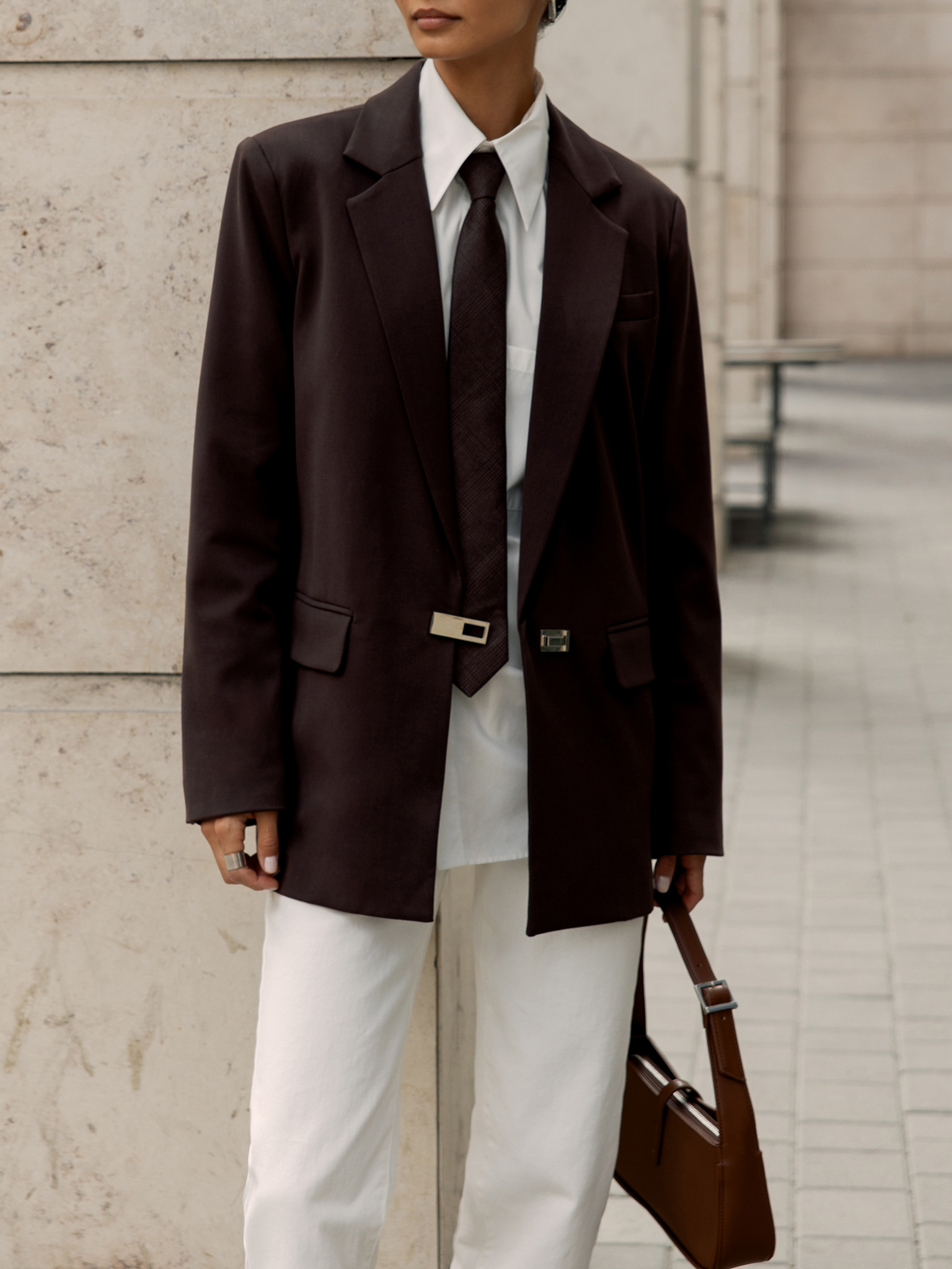 Single-breasted jacket with metal clasp