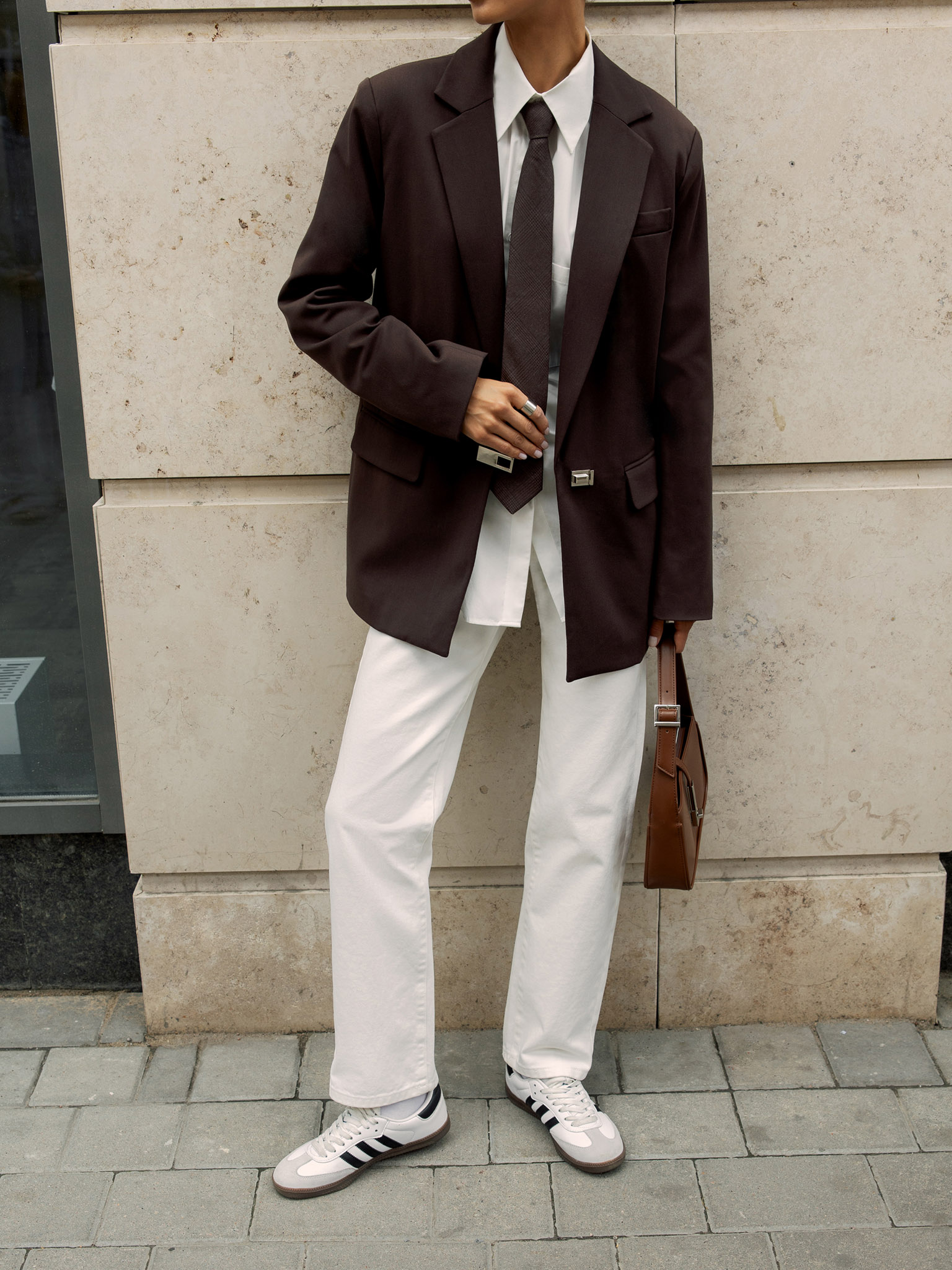 Single-breasted jacket with metal clasp