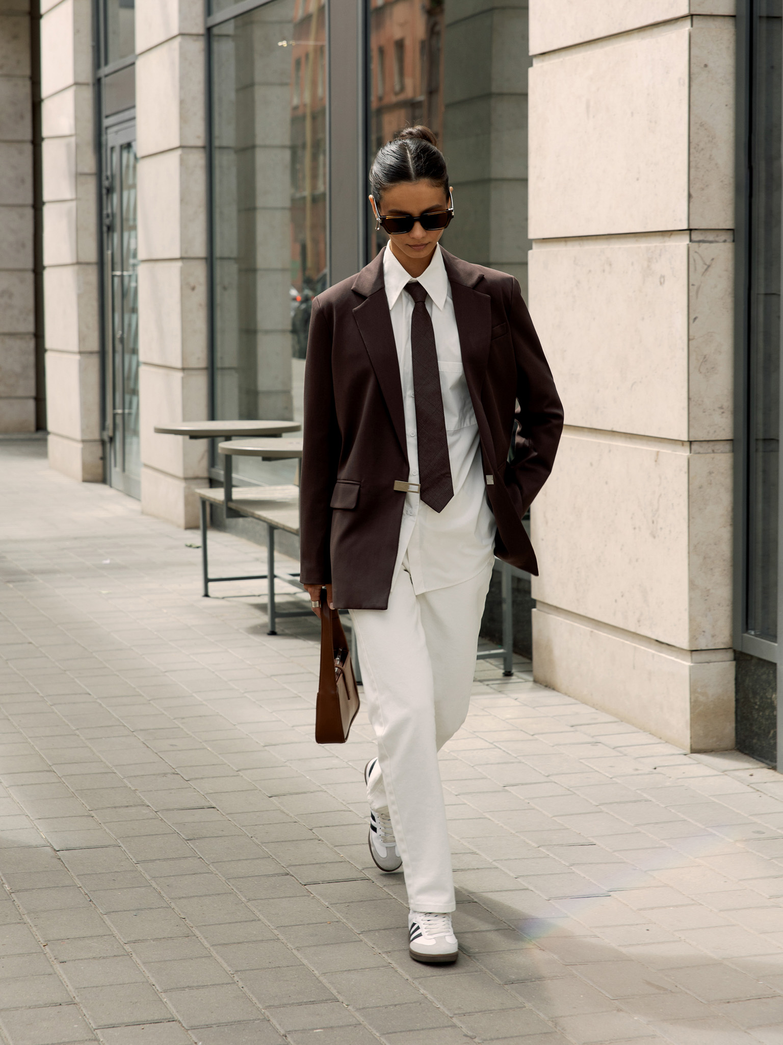 Single-breasted jacket with metal clasp